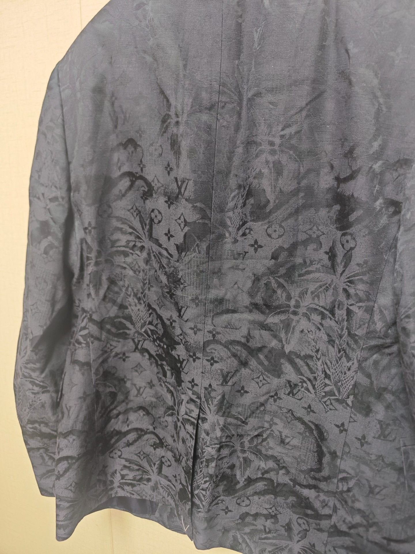 Louis Vuitton LV New Monogram Men's Top Size US M / EU 48-50 / 2 - 4 Thumbnail