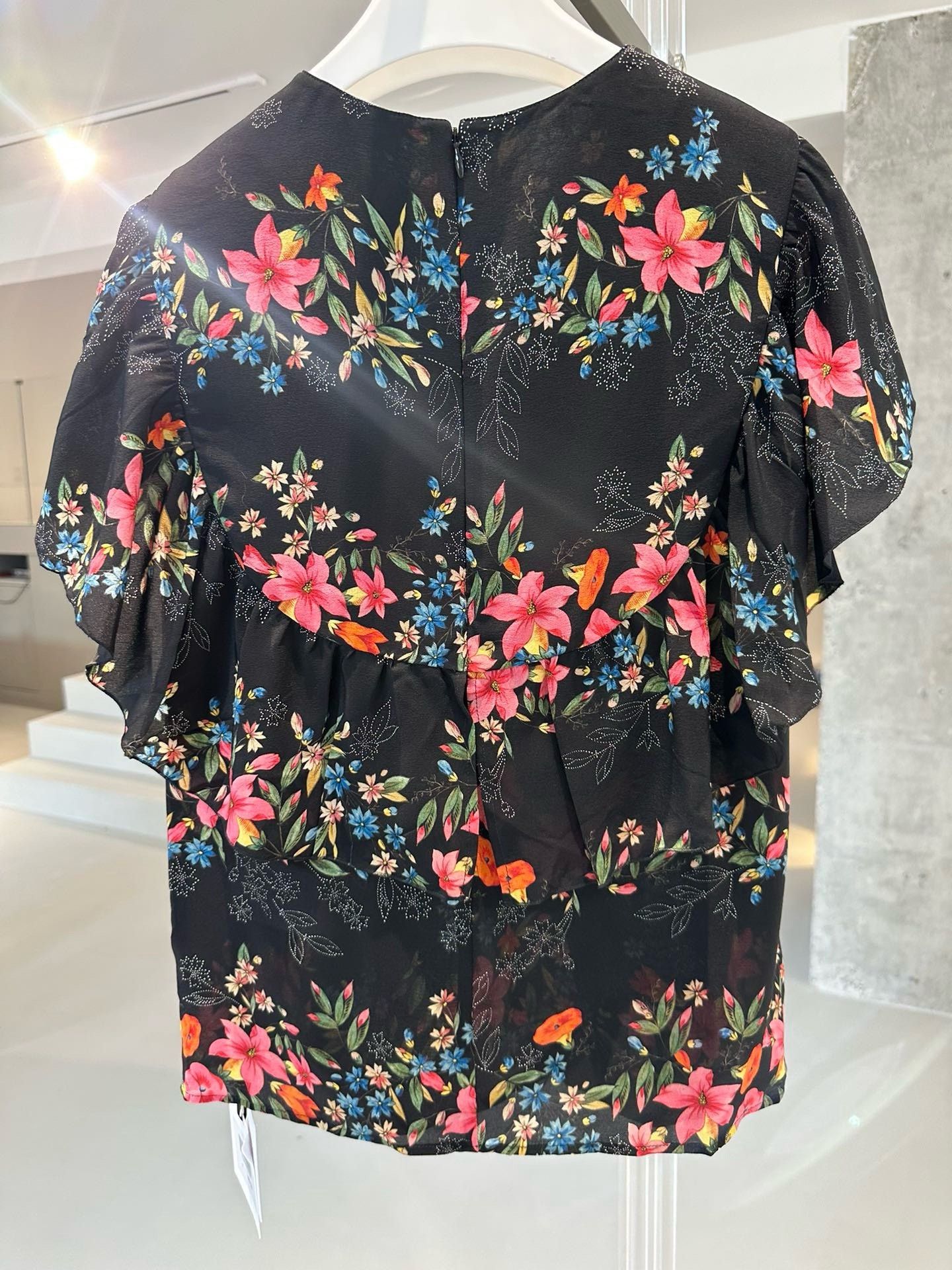 Valentino Valentino 100% Silk Short Sleeve Size M / US 6-8 / IT 42-44 - 2 Thumbnail