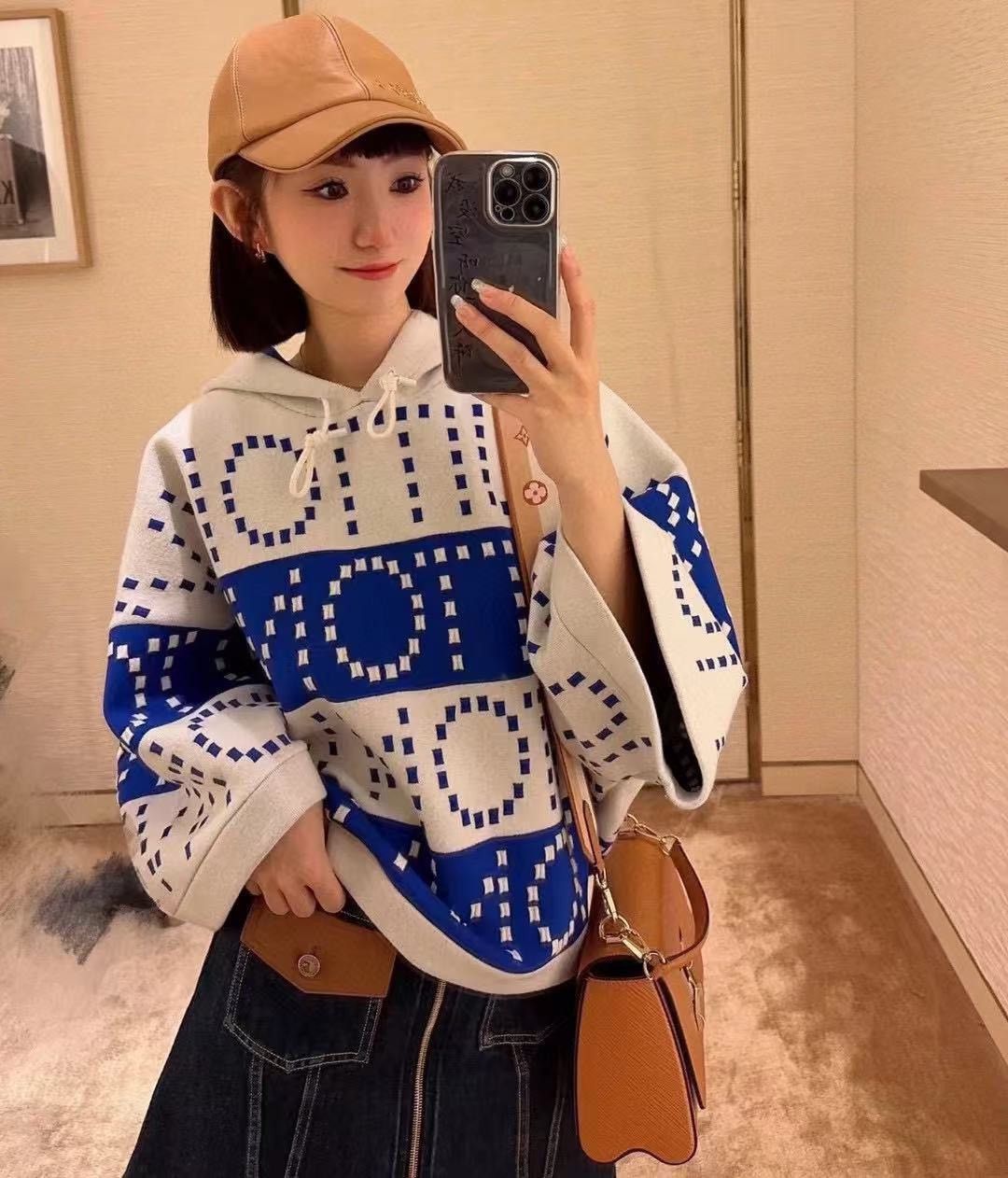 Louis Vuitton LV Women's Letter Knit Sweater Size M / US 6-8 / IT 42-44 - 6 Thumbnail