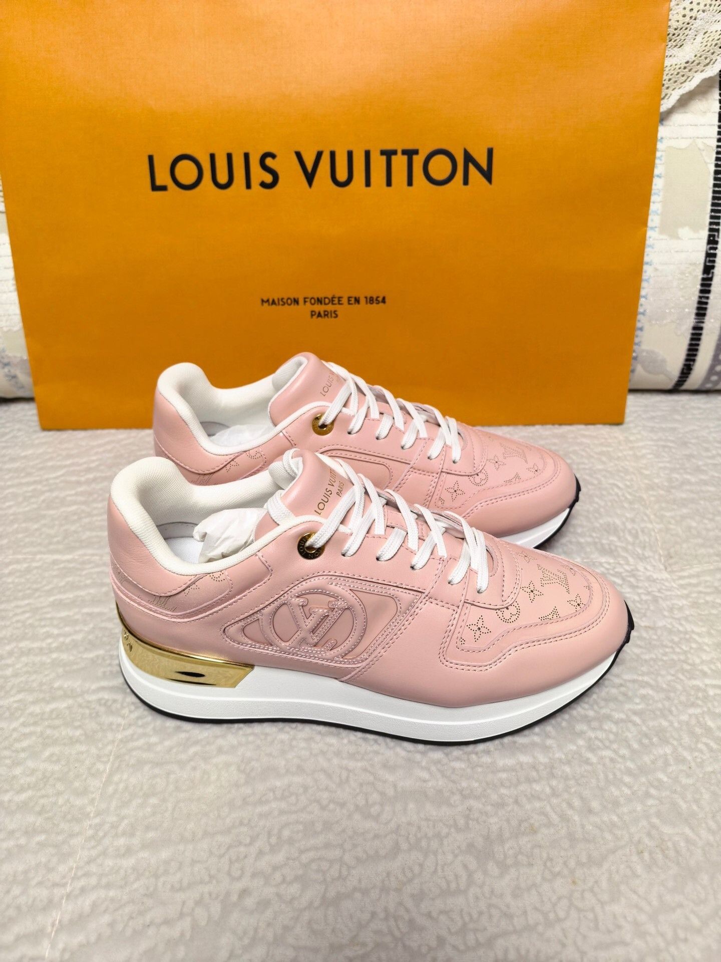 Louis Vuitton LV New Women's Casual Shoes Size US 7.5 / IT 37.5 - 7 Thumbnail