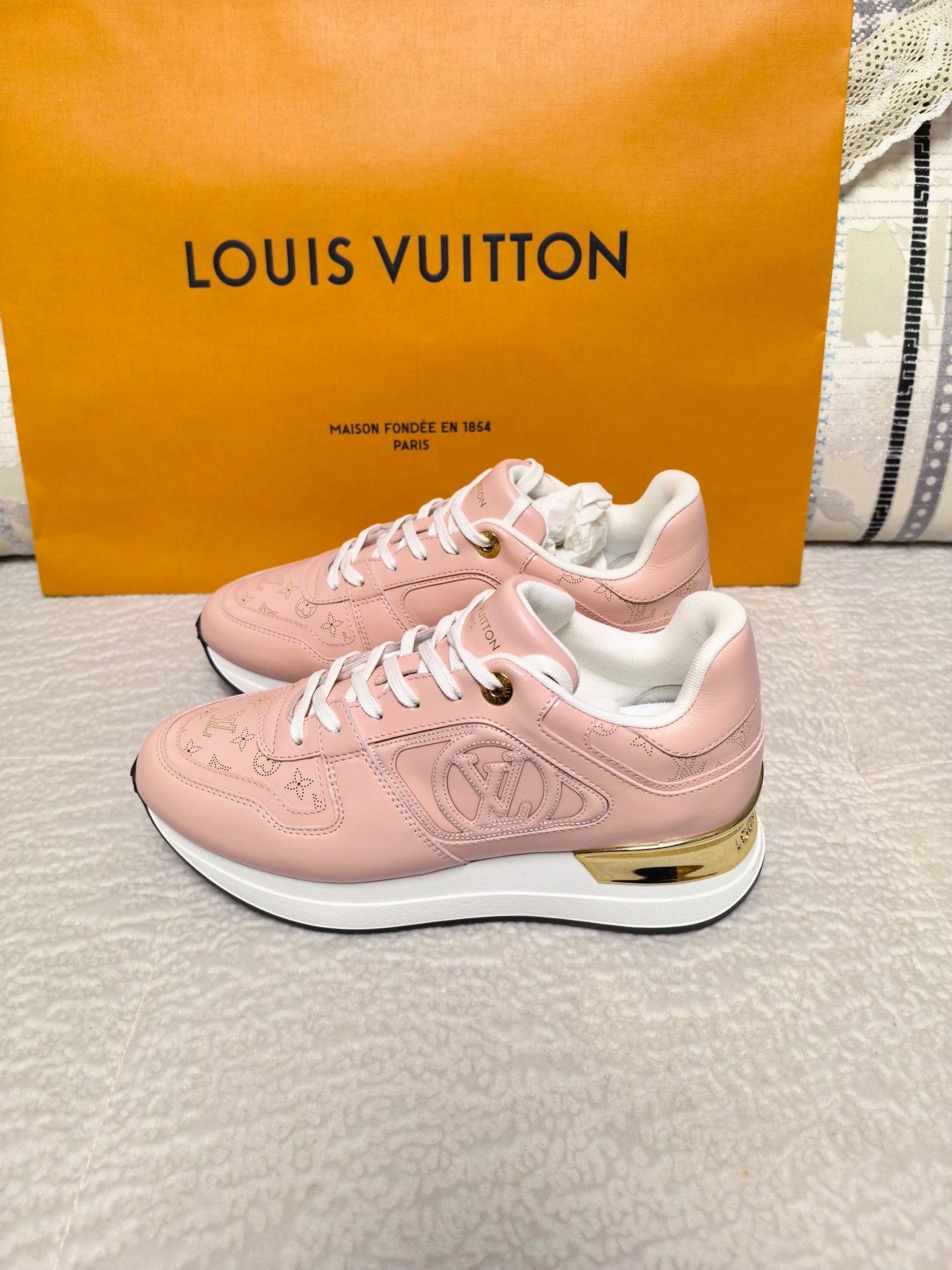 Louis Vuitton LV New Women's Casual Shoes Size US 7.5 / IT 37.5 - 9 Thumbnail