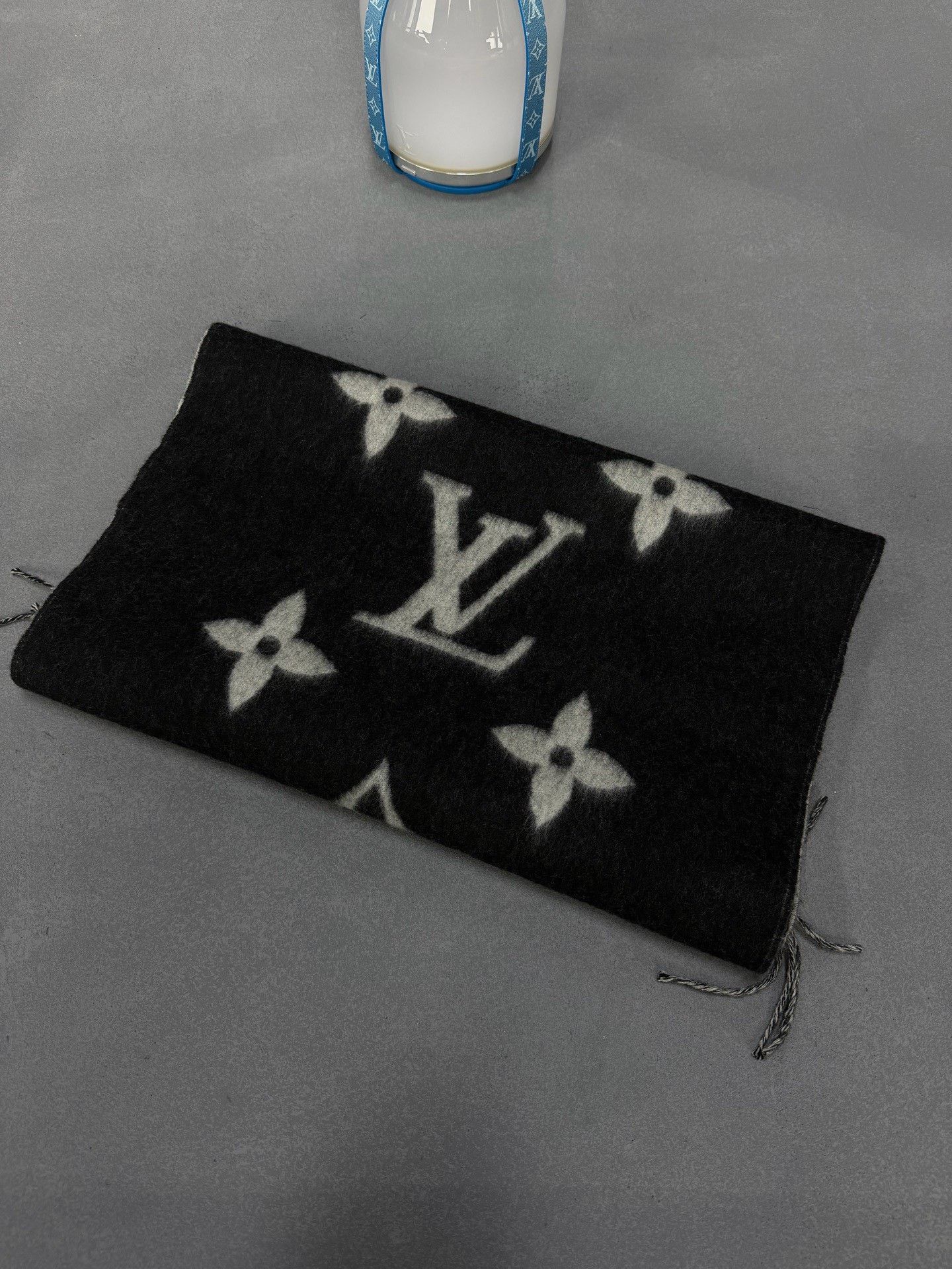 Louis Vuitton Louis Vuitton Gray Scarf L Men Size ONE SIZE - 2 Thumbnail