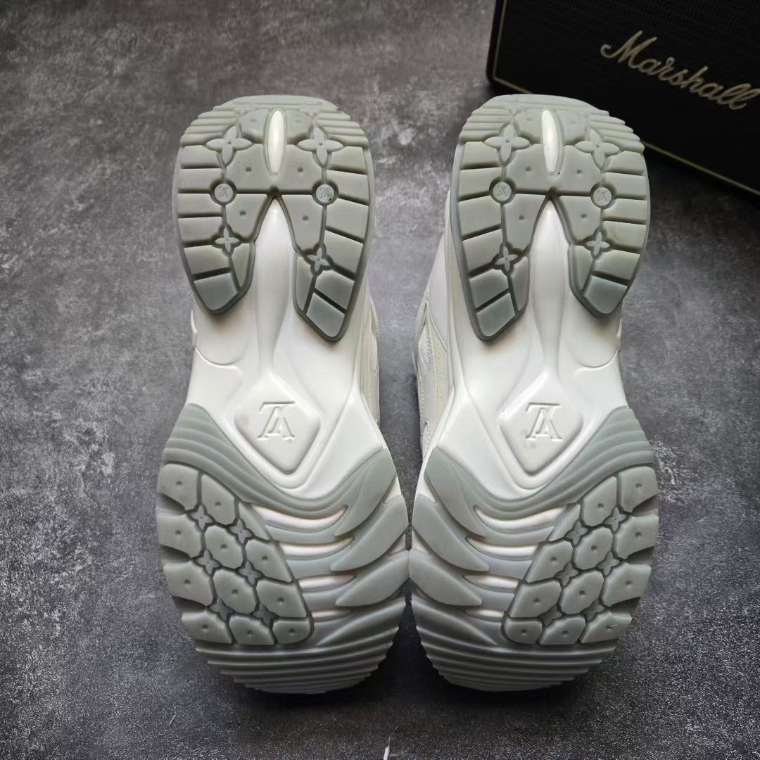 Louis Vuitton Louis Vuitton Running White Lowtop Sneakers 38 Men Size US 6 / EU 39 - 7 Thumbnail