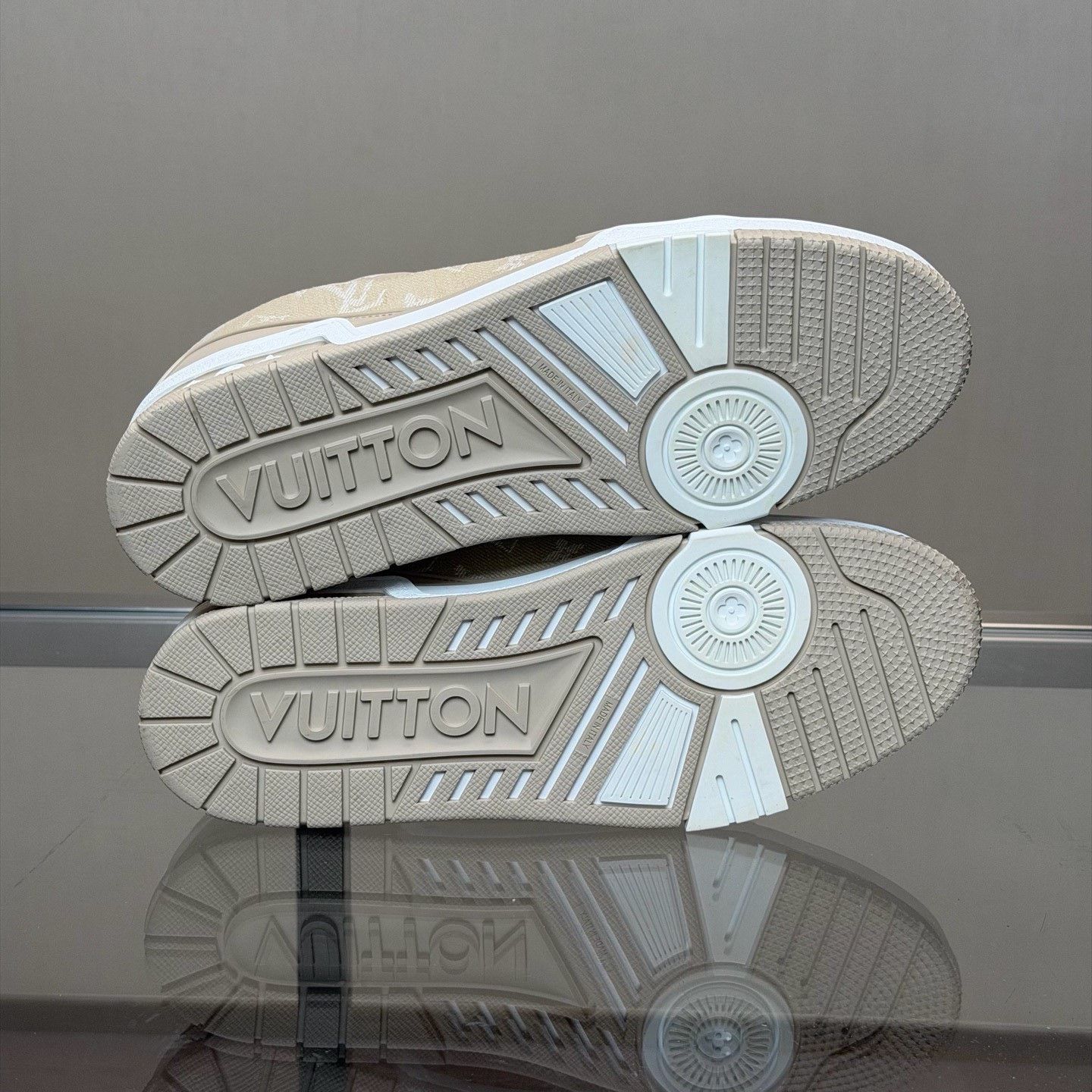 Louis Vuitton Louis Vuitton Training White Lowtop Sneakers 42 Men Size US 9 / EU 42 - 6 Thumbnail