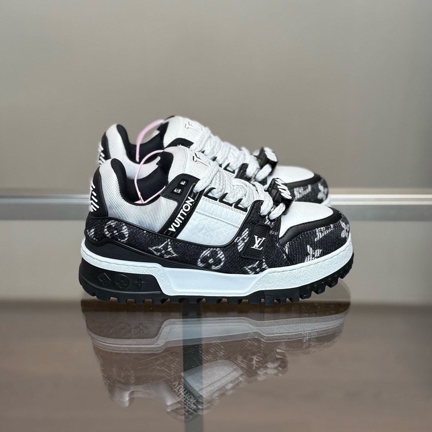 Louis Vuitton Louis Vuitton Training Black Lowtop Sneakers 36 Women Size US 6 / IT 36 - 3 Thumbnail