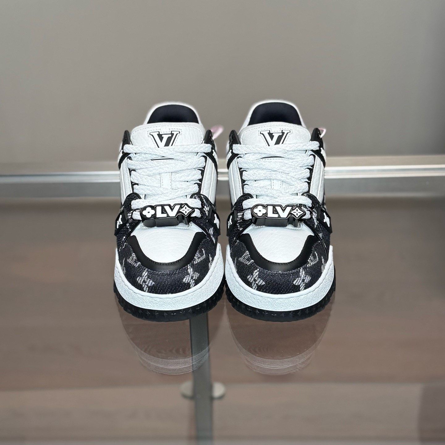 Louis Vuitton Louis Vuitton Training Black Lowtop Sneakers 36 Women Size US 6 / IT 36 - 2 Thumbnail