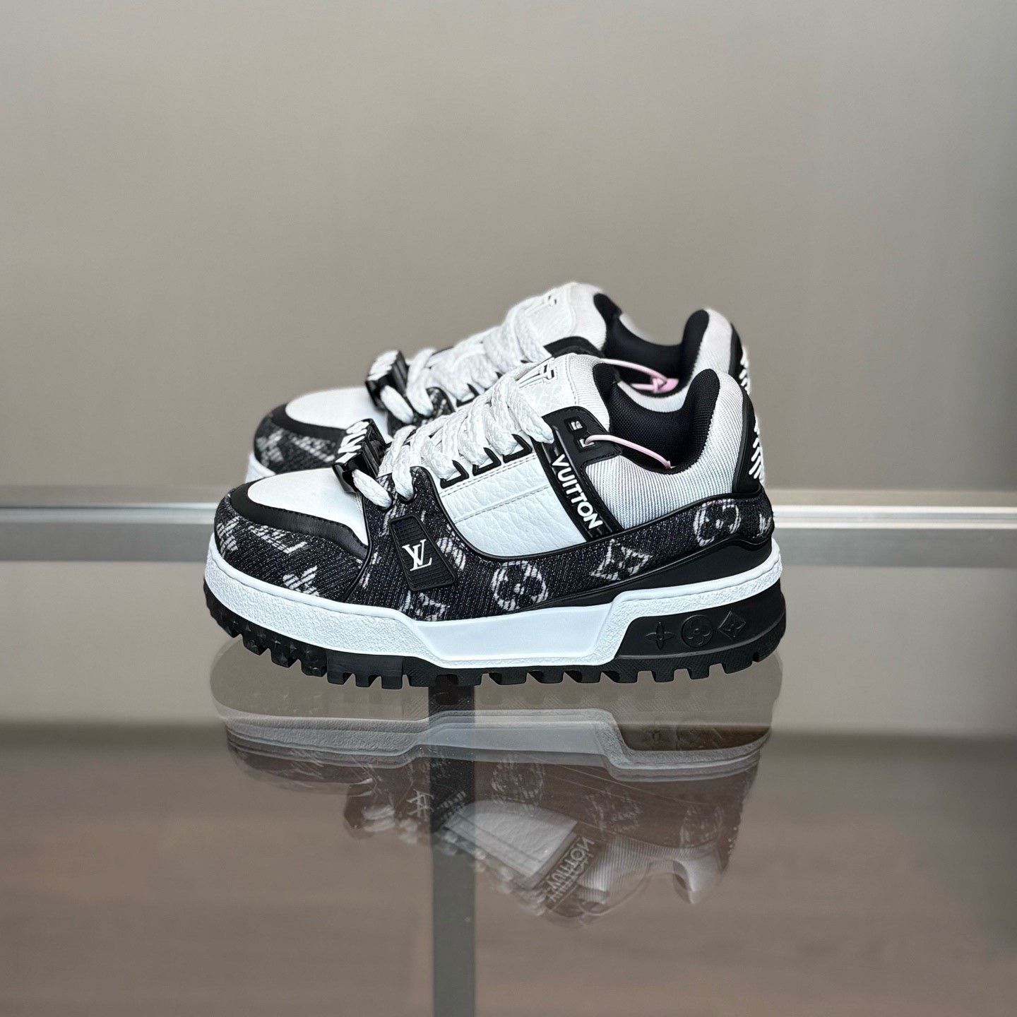 Louis Vuitton Louis Vuitton Training Black Lowtop Sneakers 36 Women Size US 6 / IT 36 - 5 Thumbnail