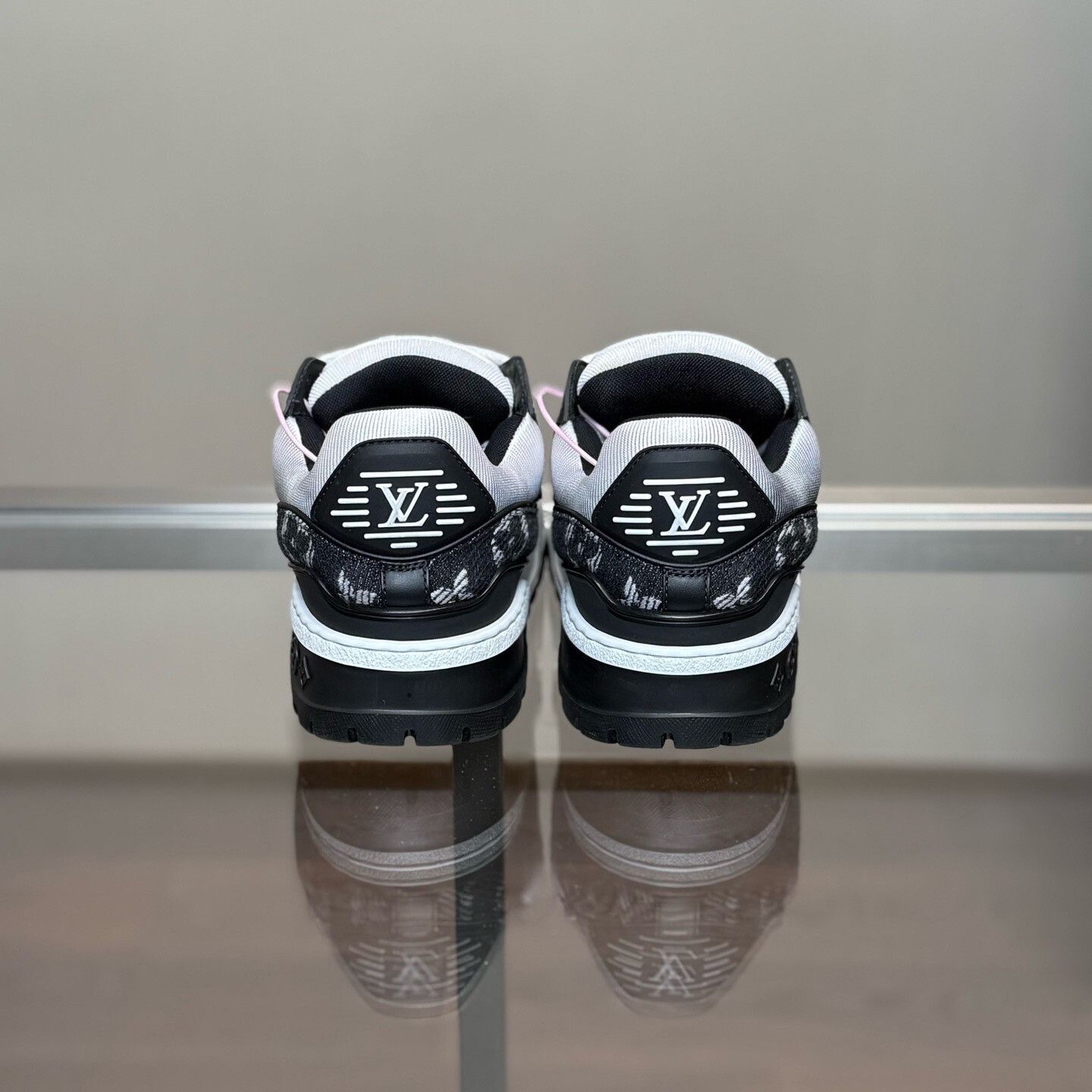 Louis Vuitton Louis Vuitton Training Black Lowtop Sneakers 36 Women Size US 6 / IT 36 - 4 Thumbnail