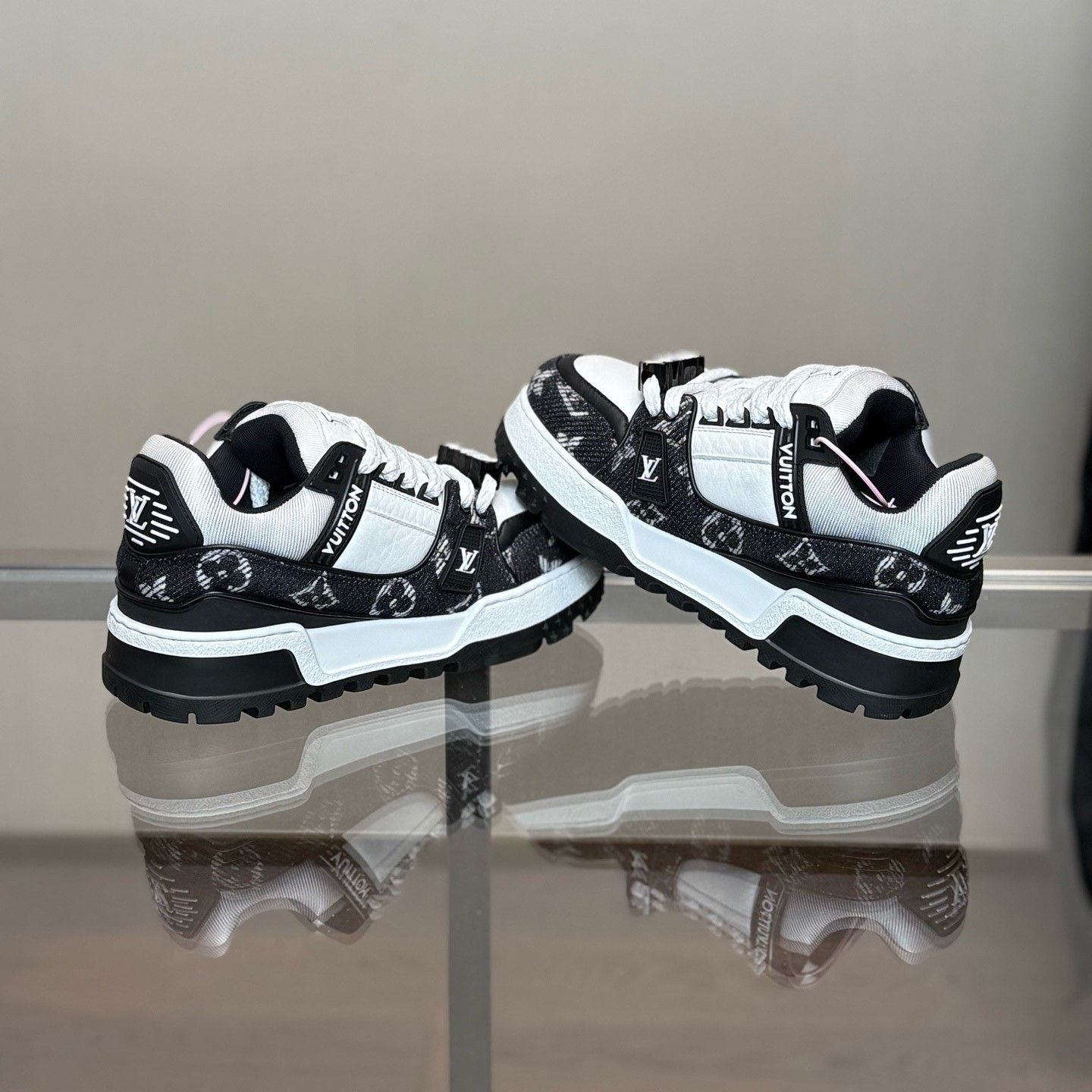 Louis Vuitton Louis Vuitton Training Black Lowtop Sneakers 36 Women Size US 6 / IT 36 - 6 Thumbnail