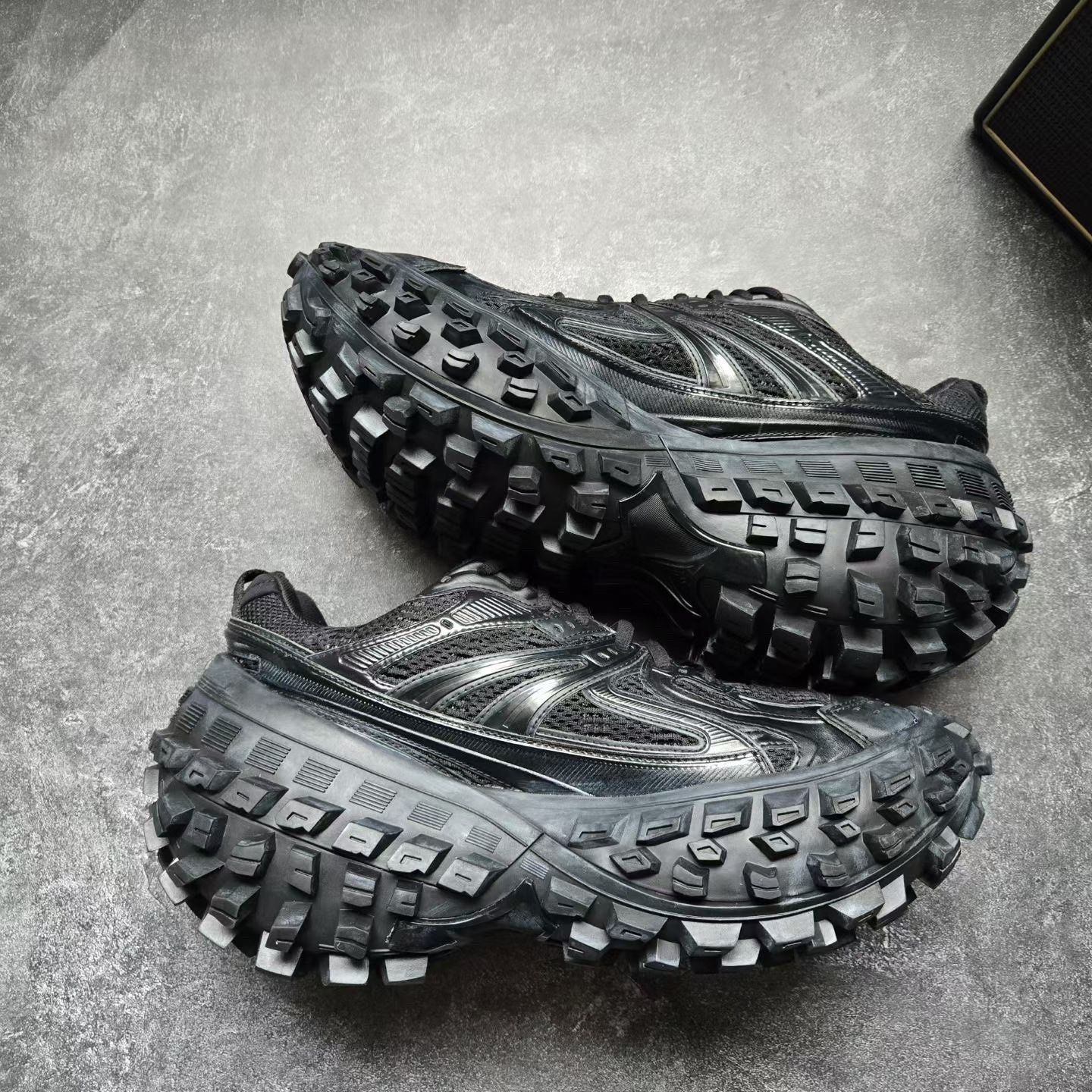 Balenciaga Balenciaga Black Lowtop Sneakers 42 Men Size US 9 / EU 42 - 9 Thumbnail
