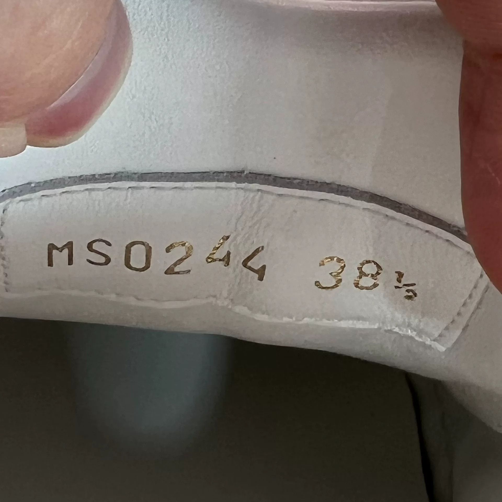 Louis Vuitton Louis Vuitton White Lowtop Sneakers 38 Women Size US 7.5 / IT 37.5 - 7 Thumbnail