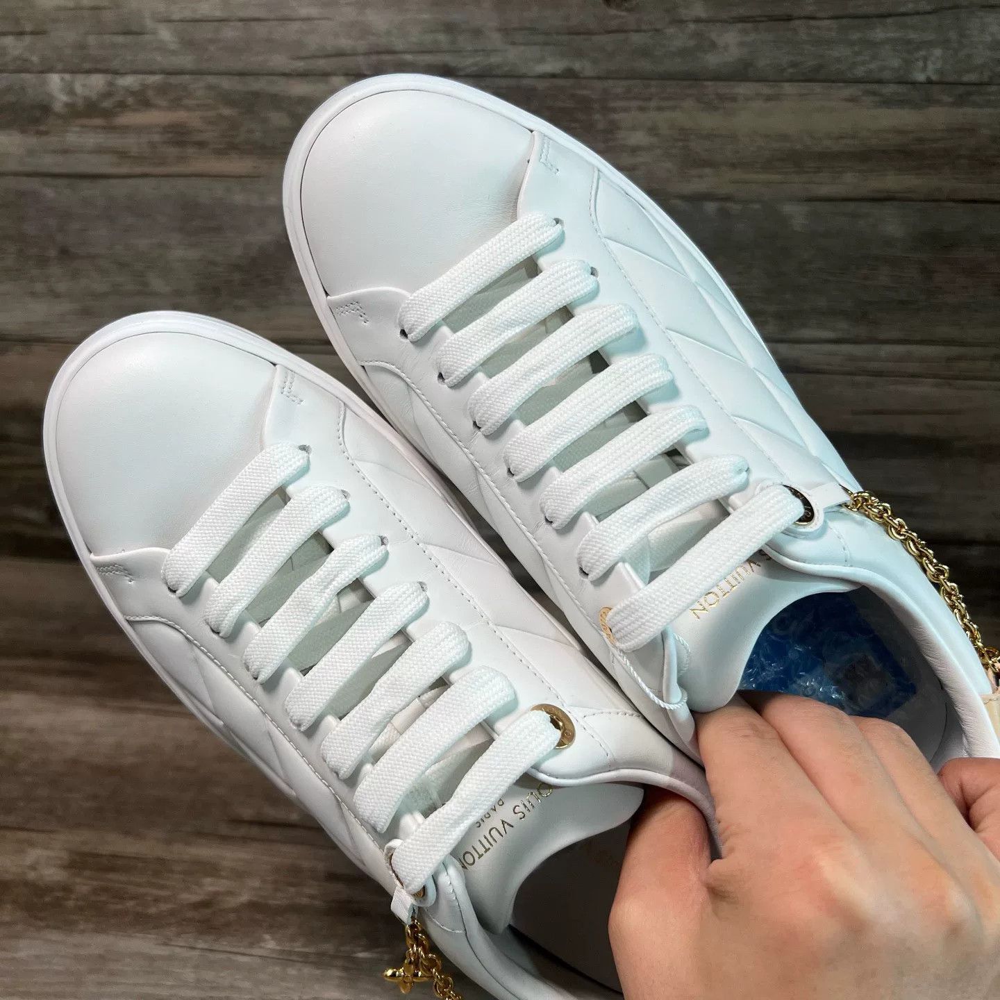 Louis Vuitton Louis Vuitton White Lowtop Sneakers 38 Women Size US 7.5 / IT 37.5 - 5 Thumbnail