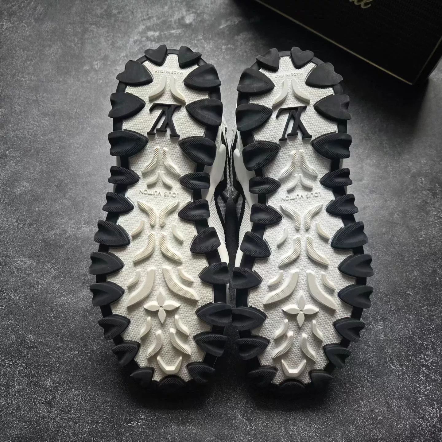 Louis Vuitton Louis Vuitton Black Lowtop Sneakers 36 Women Size US 6 / IT 36 - 7 Thumbnail