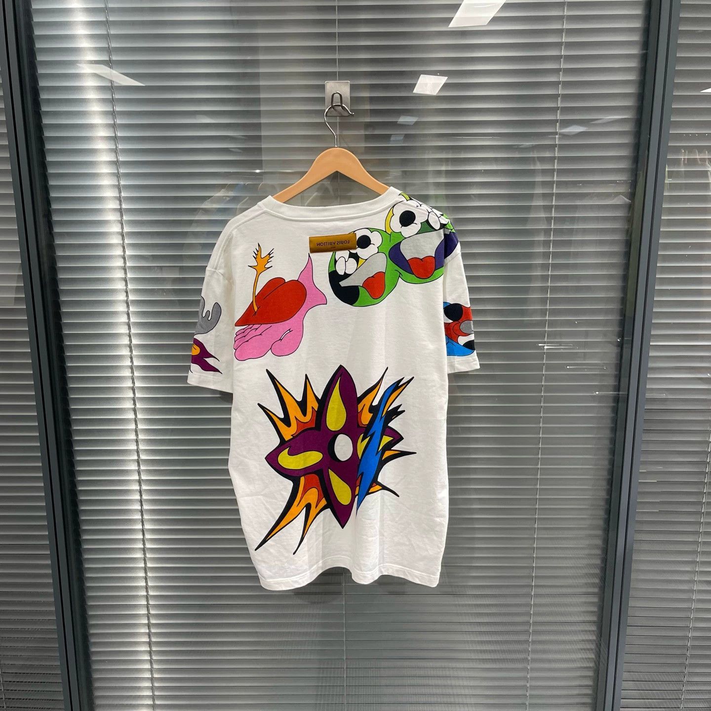 Louis Vuitton White XL Short Sleeve Graphic Tee Size US XL / EU 56 / 4 - 2 Thumbnail