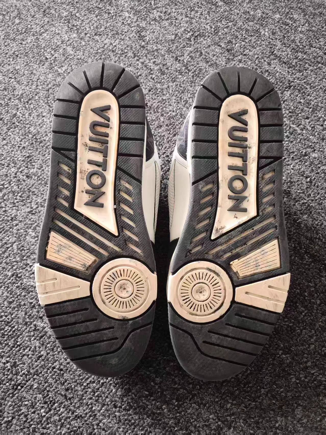 Louis Vuitton Black and White Low Top Sneakers Size 7 Size US 7 / EU 40 - 7 Thumbnail