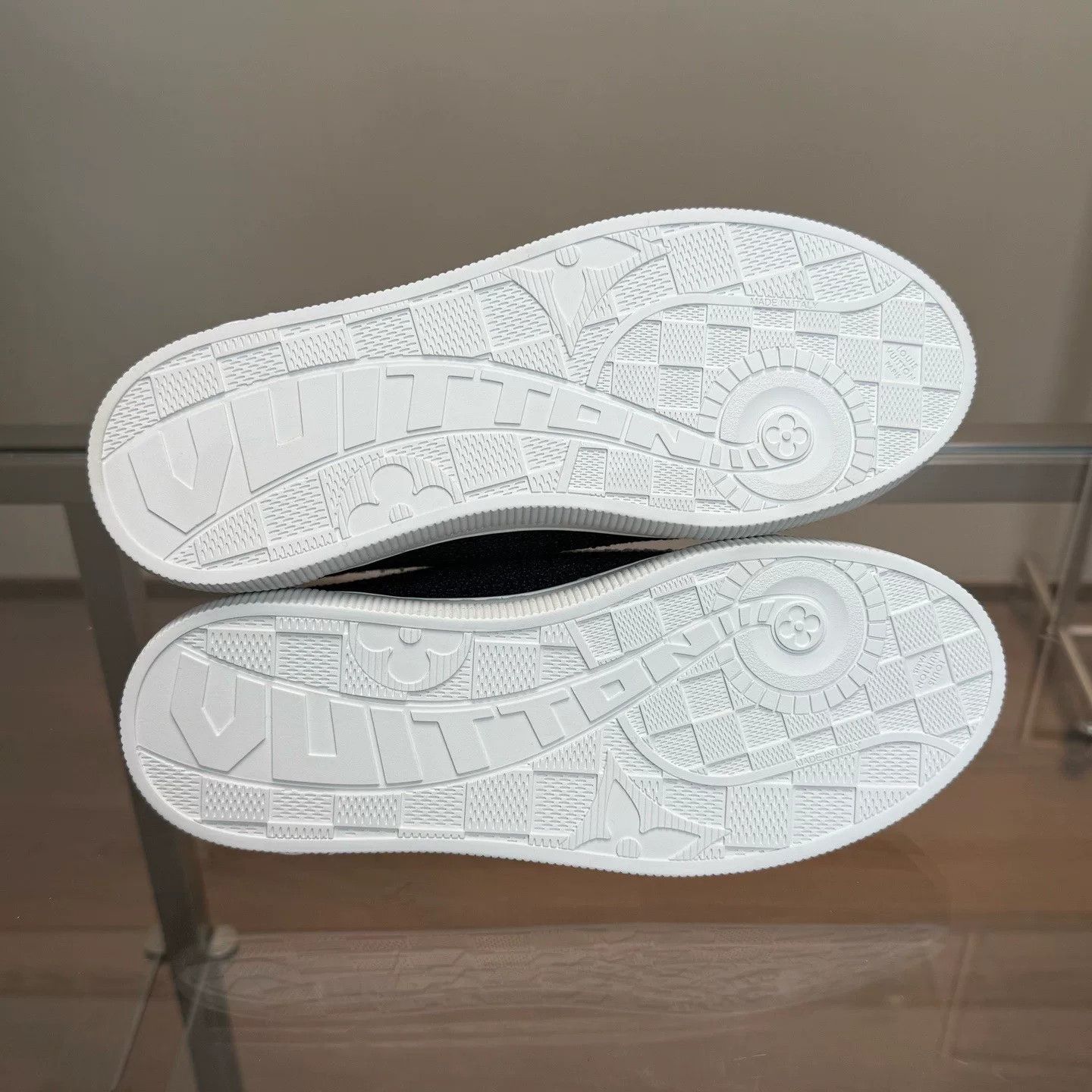Louis Vuitton Louis Vuitton Lowtop Sneakers 25 Women Size US 8 / IT 38 - 7 Thumbnail