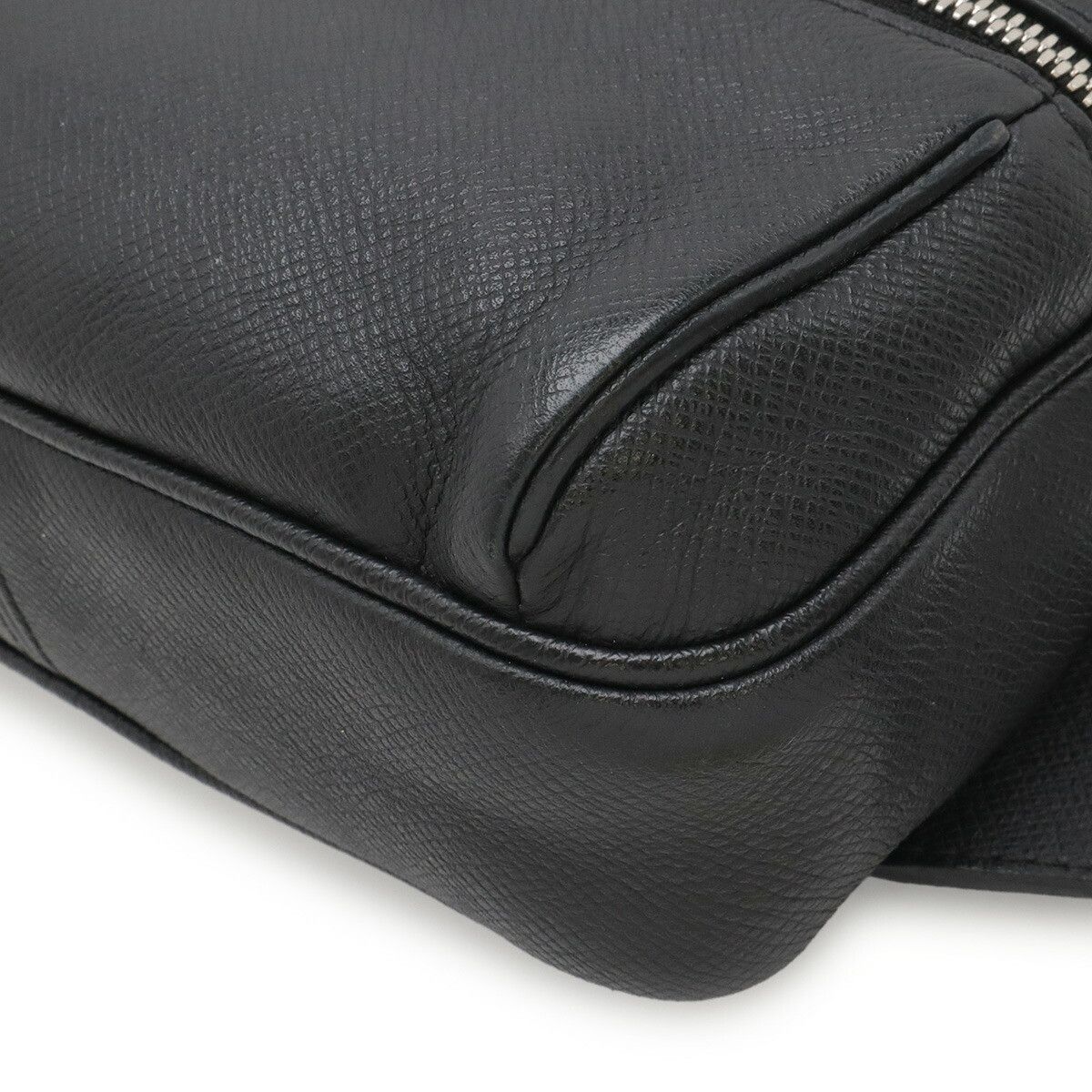 Louis Vuitton Louis Vuitton Louis Vuitton Taiga Waist Bag Leather Belt Bag M33438 DUTY FREE for USA Size ONE SIZE - 3 Thumbnail