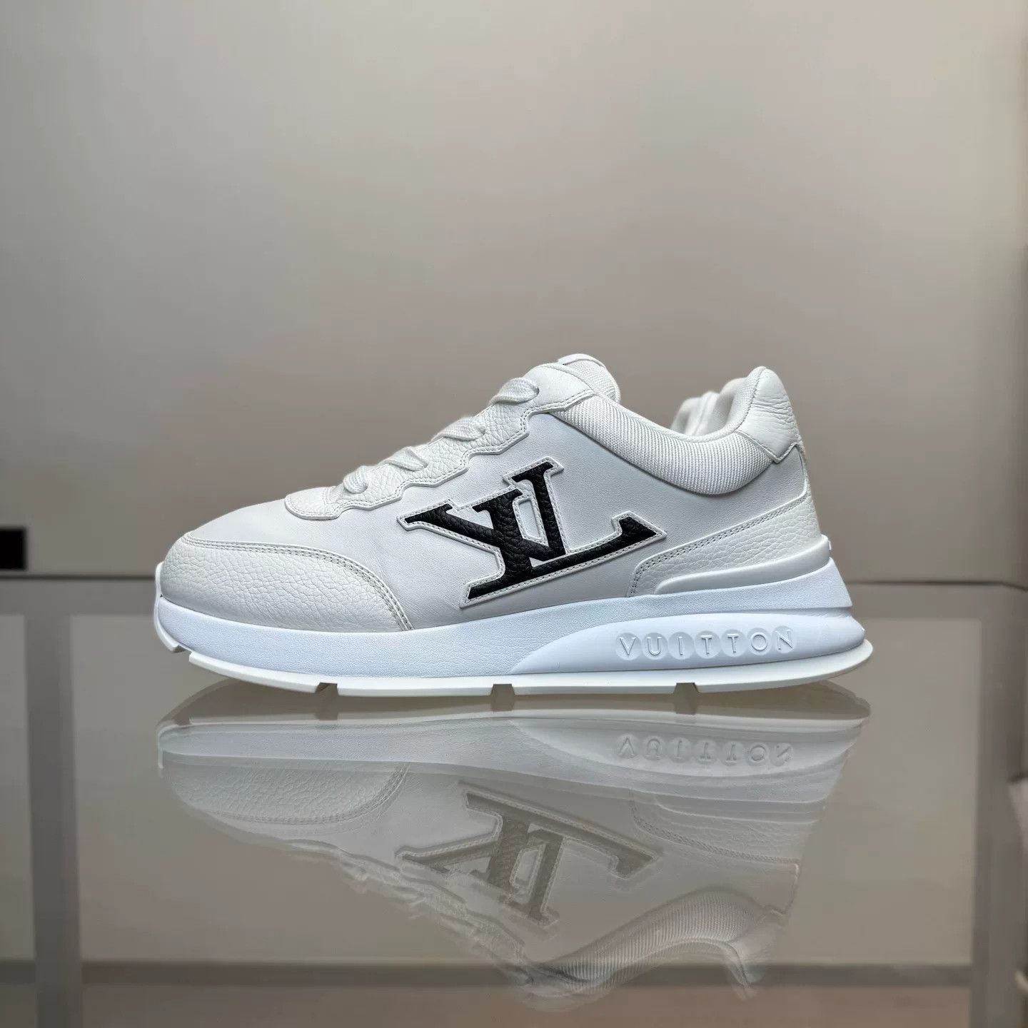 Louis Vuitton Louis Vuitton White Lowtop Sneakers 25 Men Size US 10 / EU 43 - 3 Thumbnail
