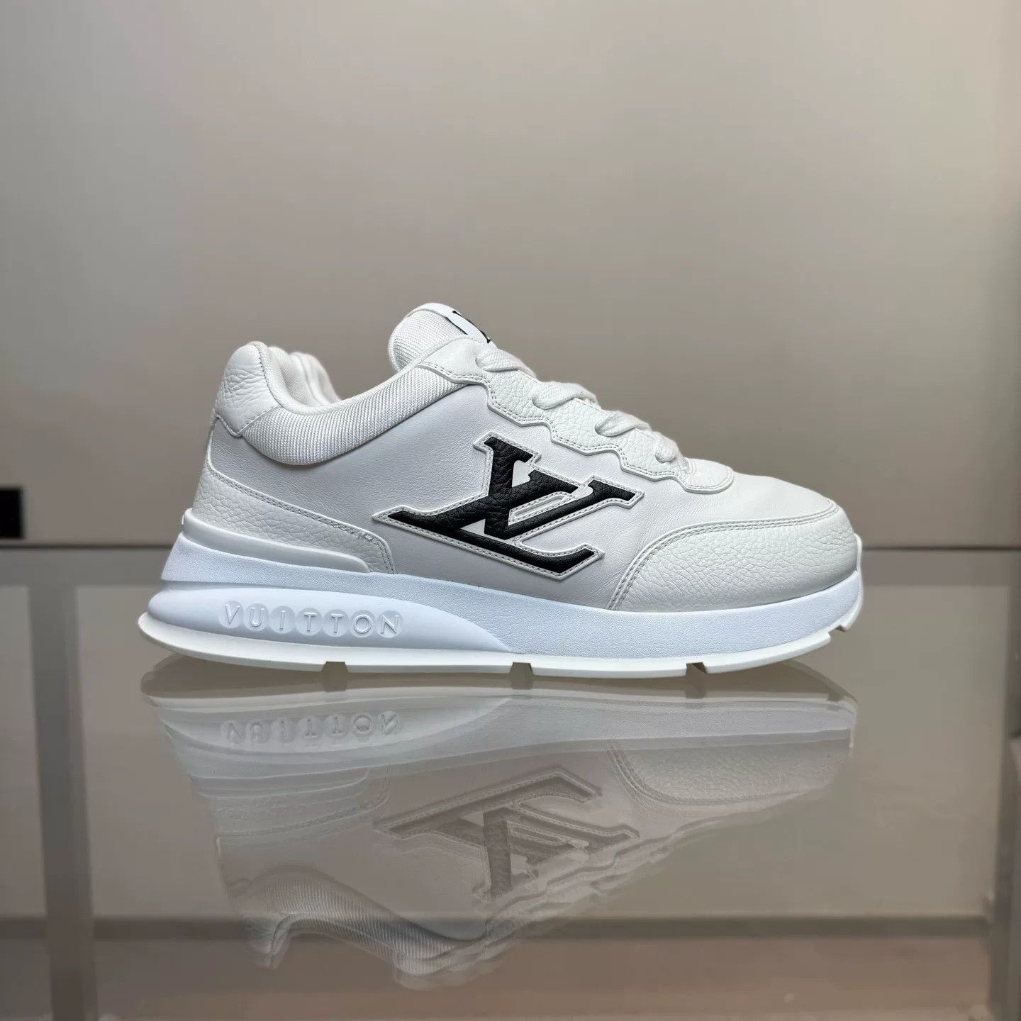 Louis Vuitton Louis Vuitton White Lowtop Sneakers 25 Men Size US 10 / EU 43 - 2 Thumbnail