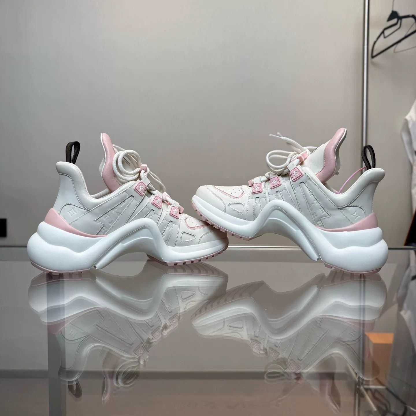 Louis Vuitton Louis Vuitton Pink Lowtop Sneakers 37 Women Size US 6.5 / IT 36.5 - 5 Thumbnail