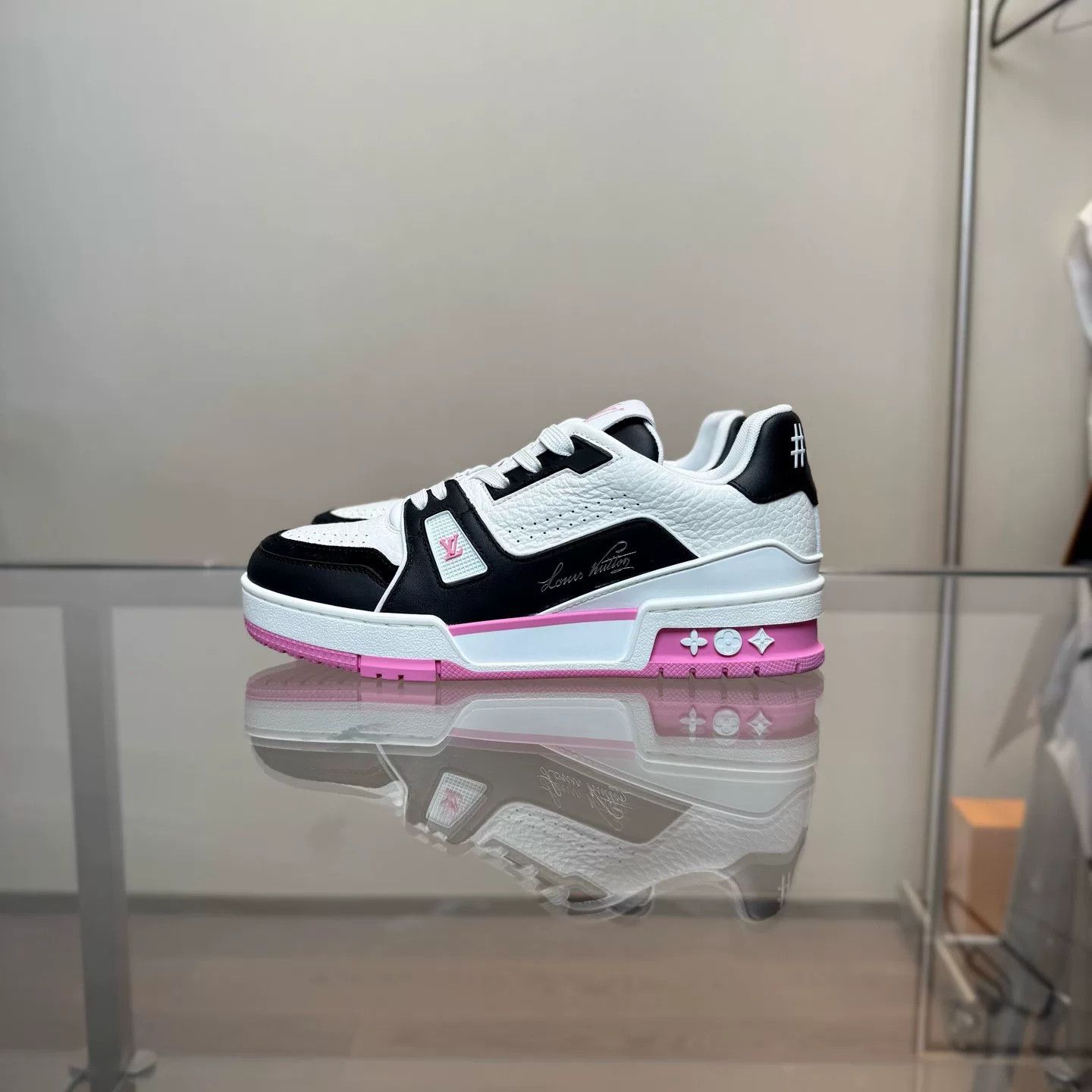 Louis Vuitton Louis Vuitton Training Black Lowtop Sneakers 36 Women Size US 6 / IT 36 - 3 Thumbnail