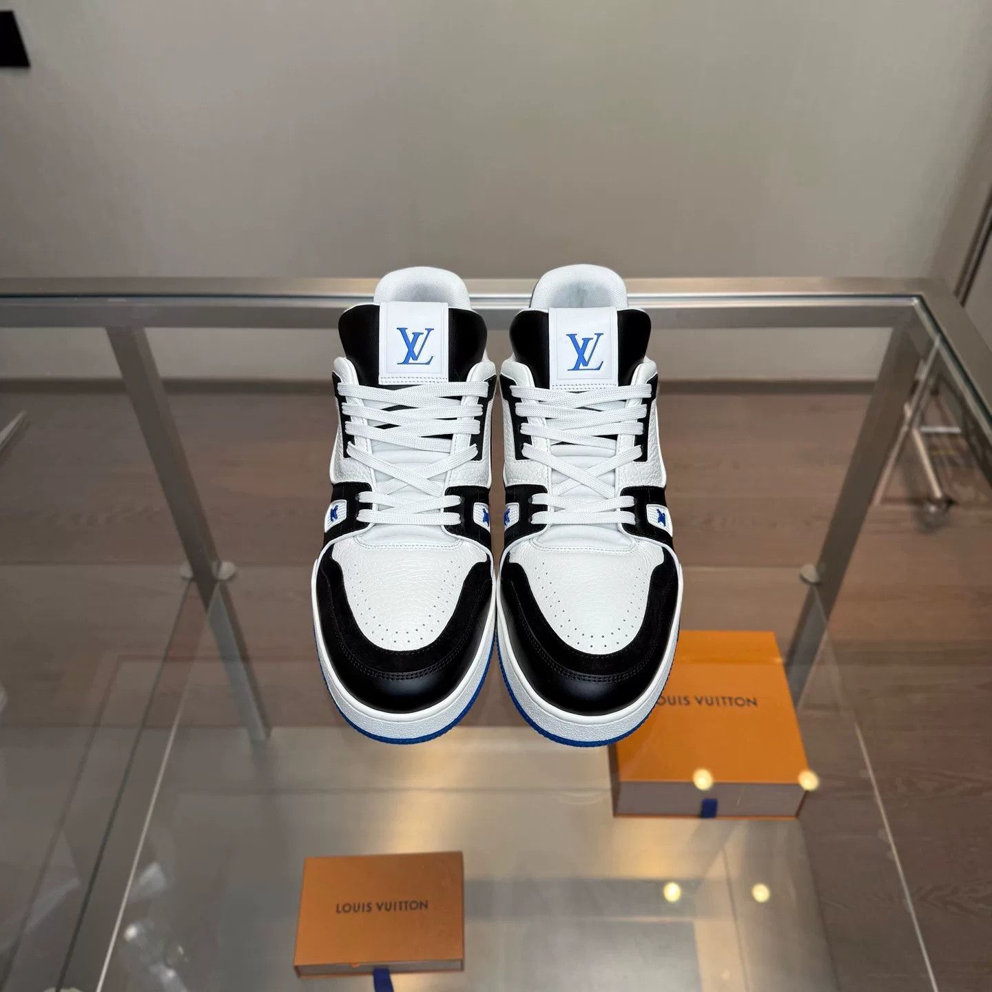 Louis Vuitton Louis Vuitton Training Lowtop Sneakers 44 Men Size US 10.5 / EU 43-44 - 2 Thumbnail