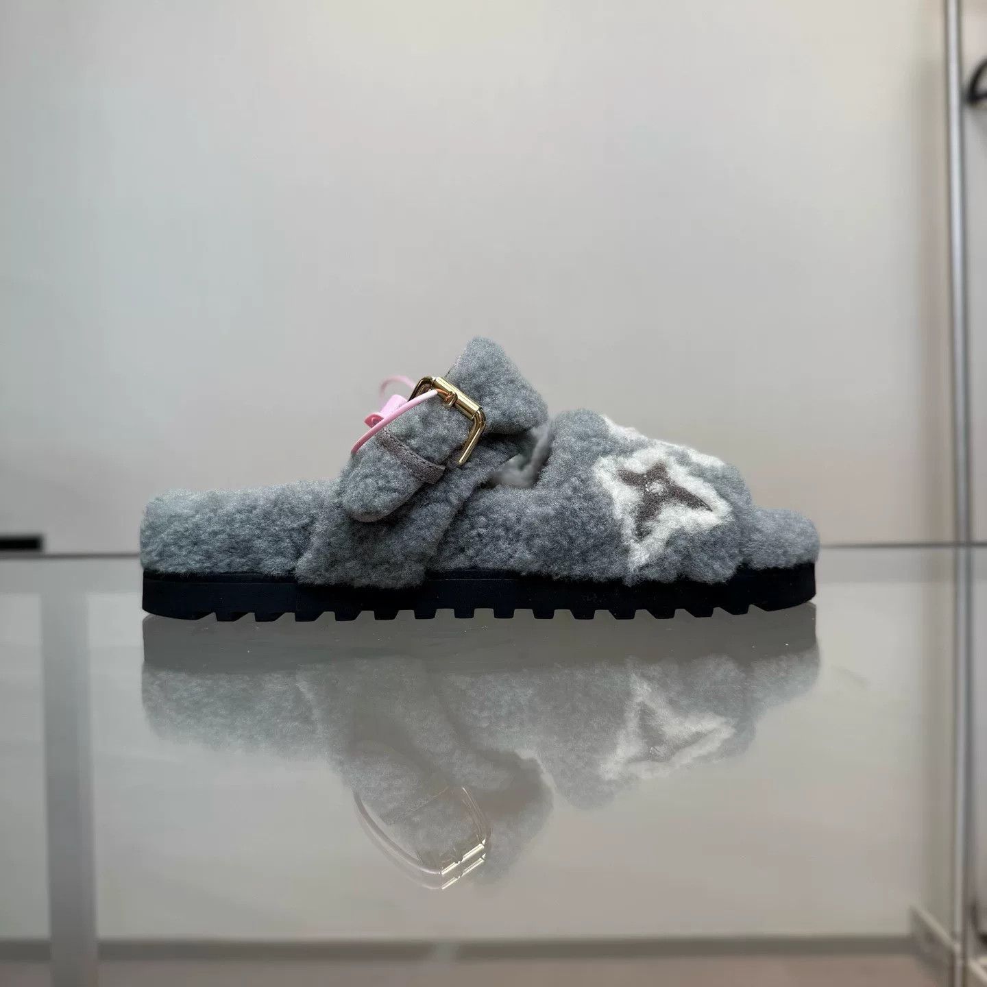 Louis Vuitton Louis Vuitton Gray Sandals 38 Women Size US 7.5 / IT 37.5 - 2 Thumbnail