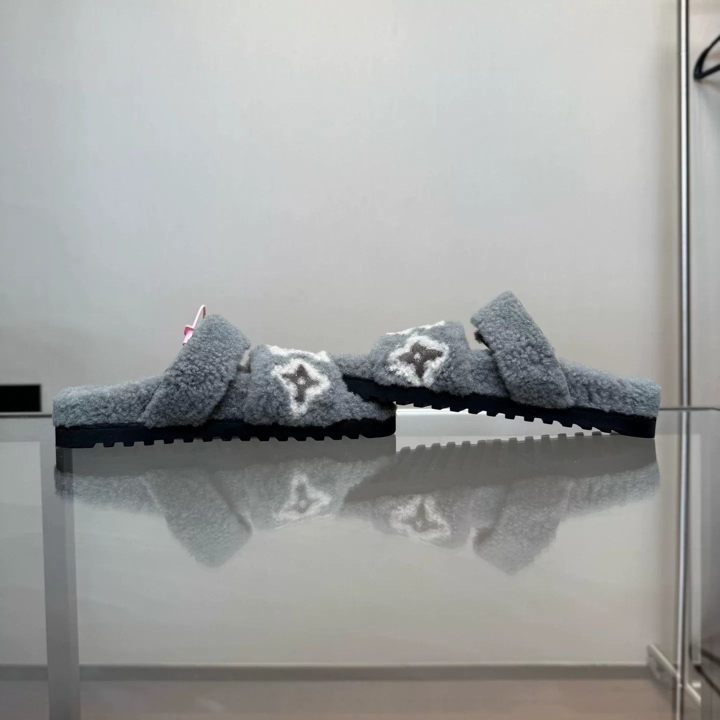 Louis Vuitton Louis Vuitton Gray Sandals 38 Women Size US 7.5 / IT 37.5 - 4 Thumbnail