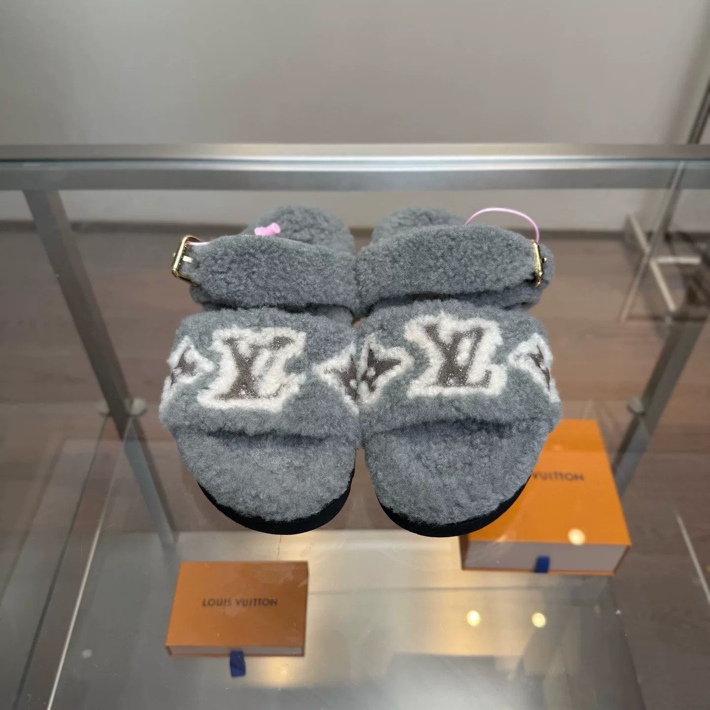 Louis Vuitton Louis Vuitton Gray Sandals 38 Women Size US 7.5 / IT 37.5 - 6 Thumbnail