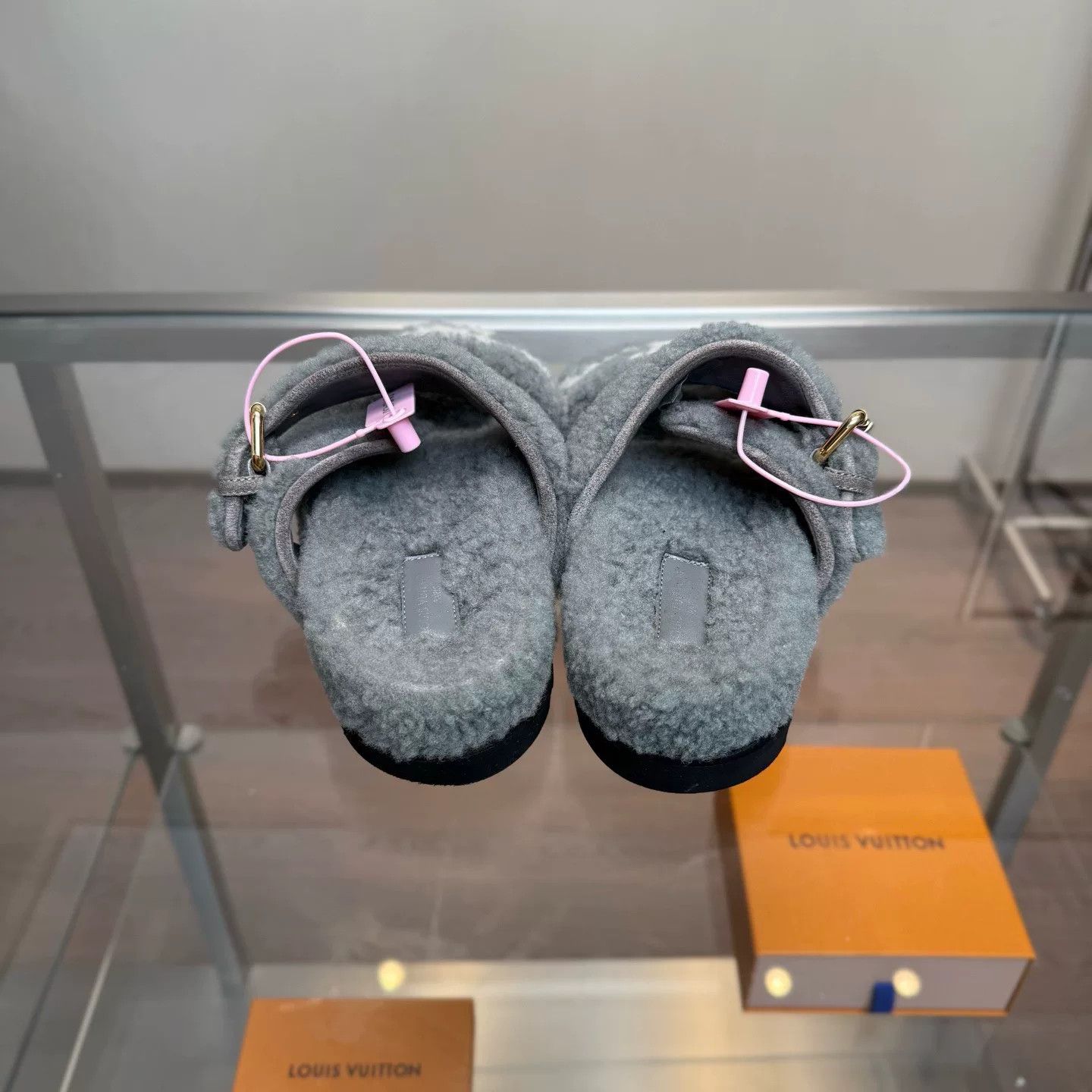 Louis Vuitton Louis Vuitton Gray Sandals 38 Women Size US 7.5 / IT 37.5 - 5 Thumbnail