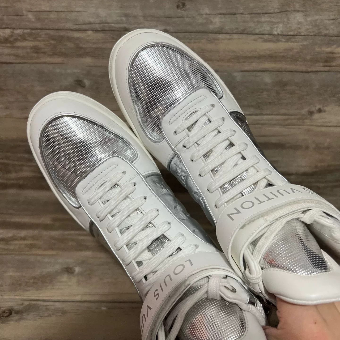 Louis Vuitton Louis Vuitton White Hitop Sneakers 38 Women Size US 7.5 / IT 37.5 - 5 Thumbnail