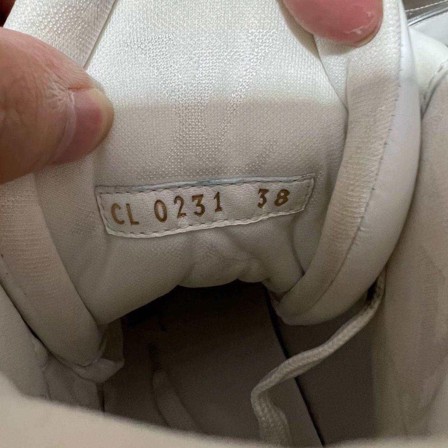 Louis Vuitton Louis Vuitton White Hitop Sneakers 38 Women Size US 7.5 / IT 37.5 - 7 Thumbnail