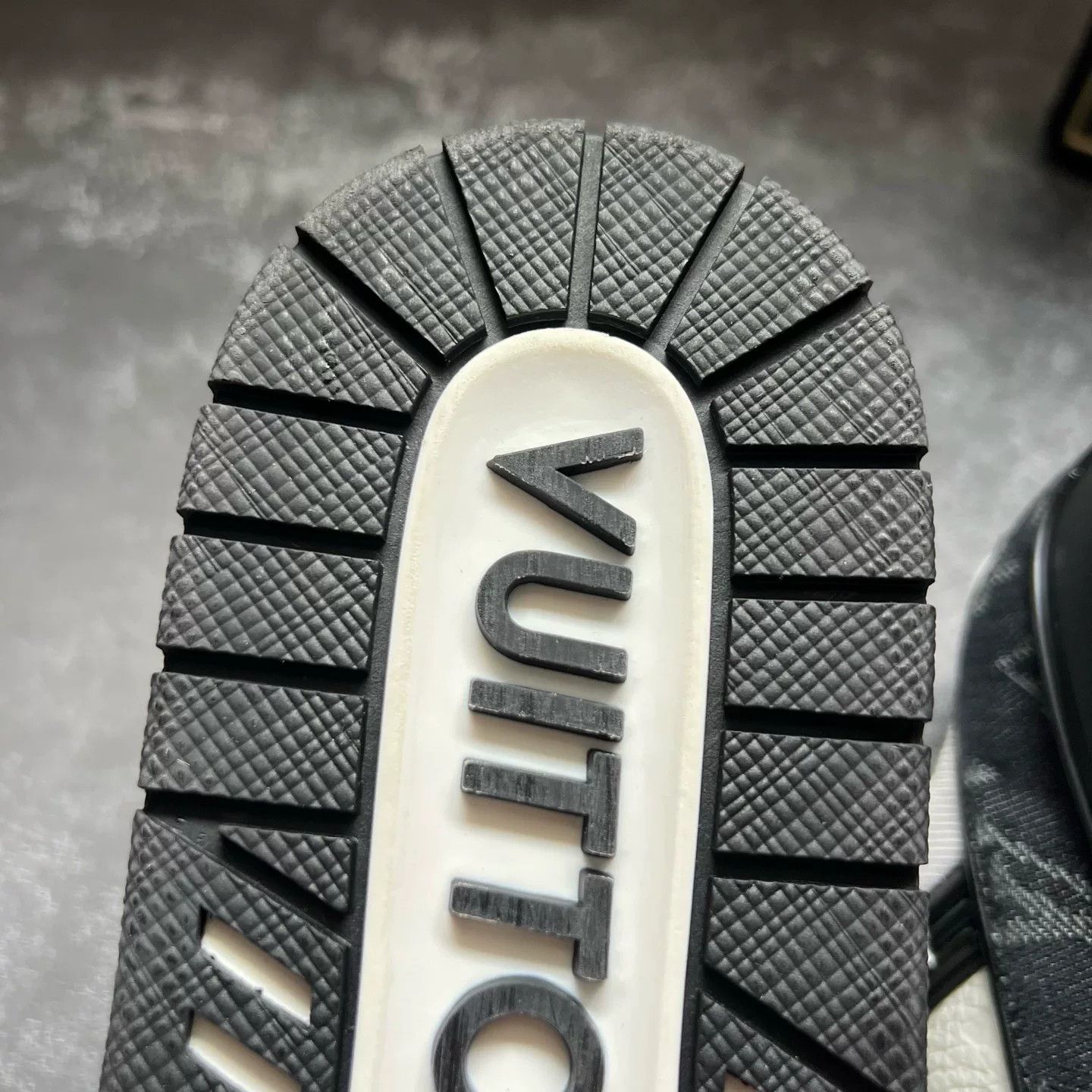 Louis Vuitton Louis Vuitton Training Black Lowtop Sneakers 41 Men Size US 8.5 / EU 41-42 - 8 Thumbnail