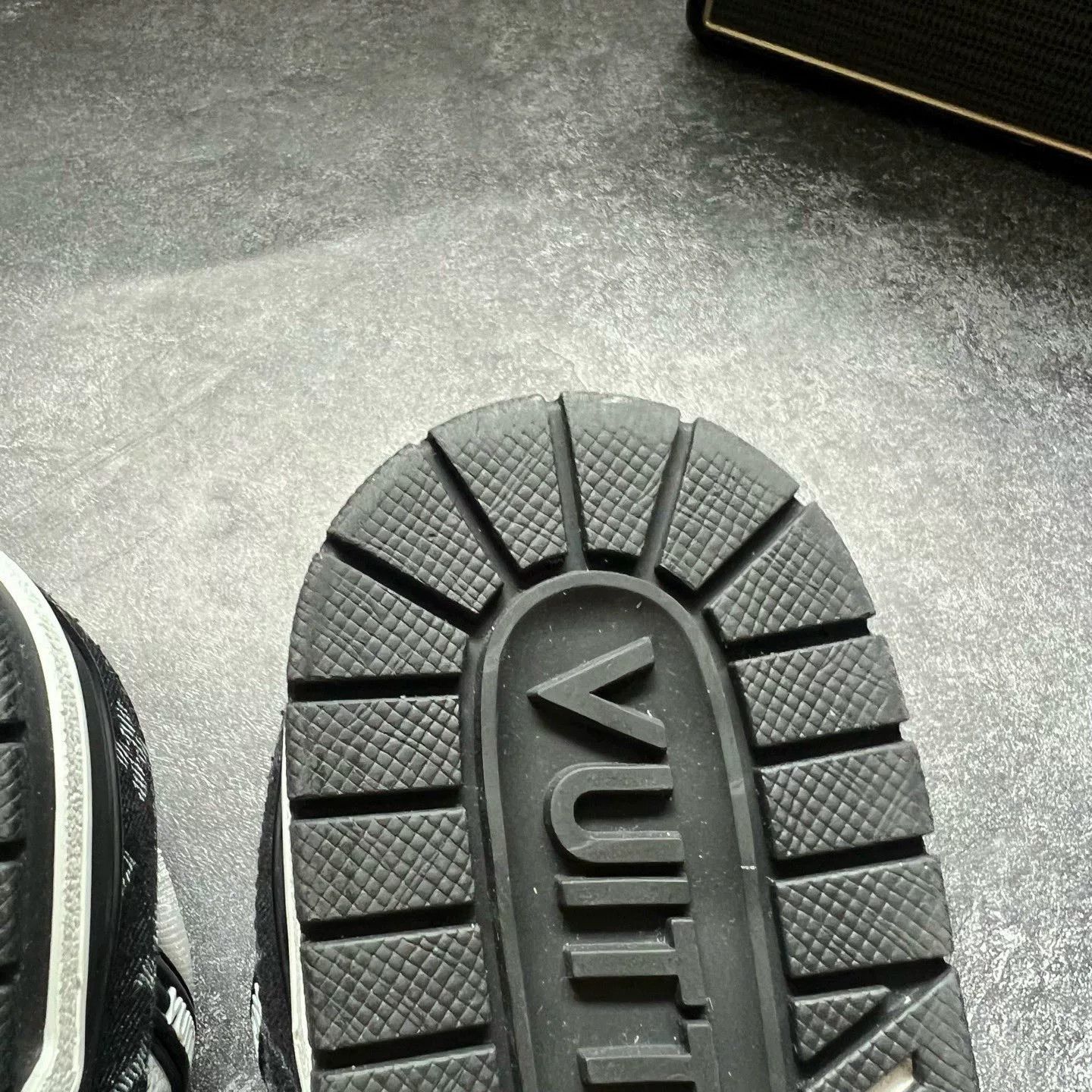 Louis Vuitton Louis Vuitton Training Black Lowtop Sneakers 25 Women Size US 8 / IT 38 - 8 Thumbnail