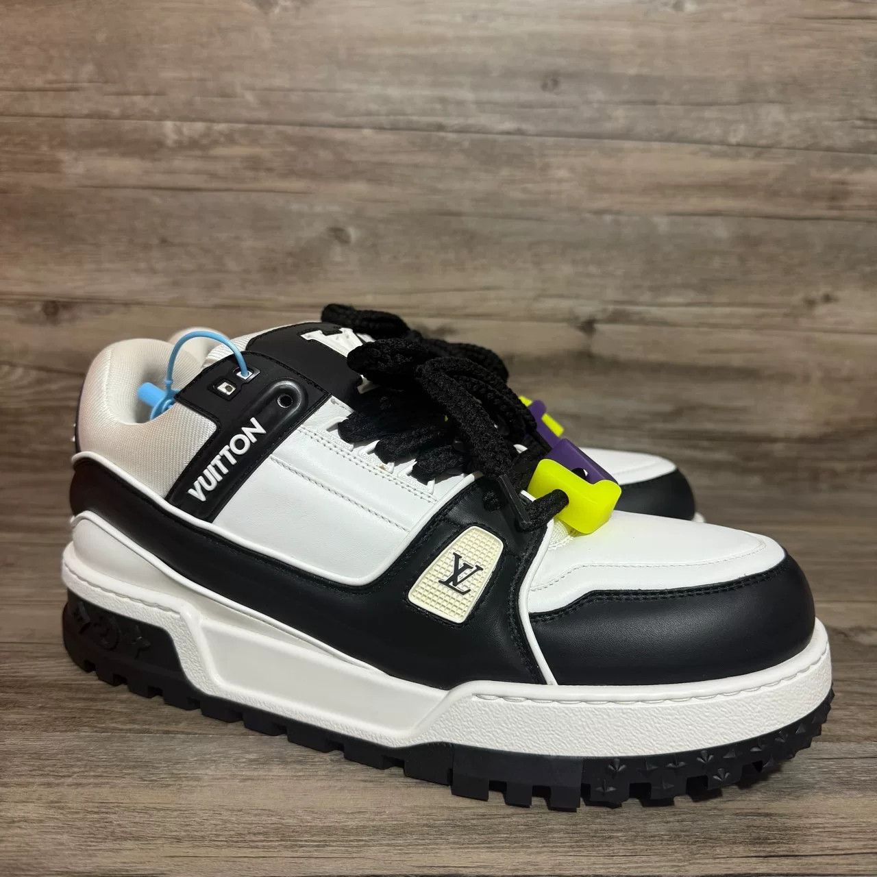 Louis Vuitton Louis Vuitton Training Black Lowtop Sneakers 10 Men Size US 10 / EU 43 - 2 Thumbnail