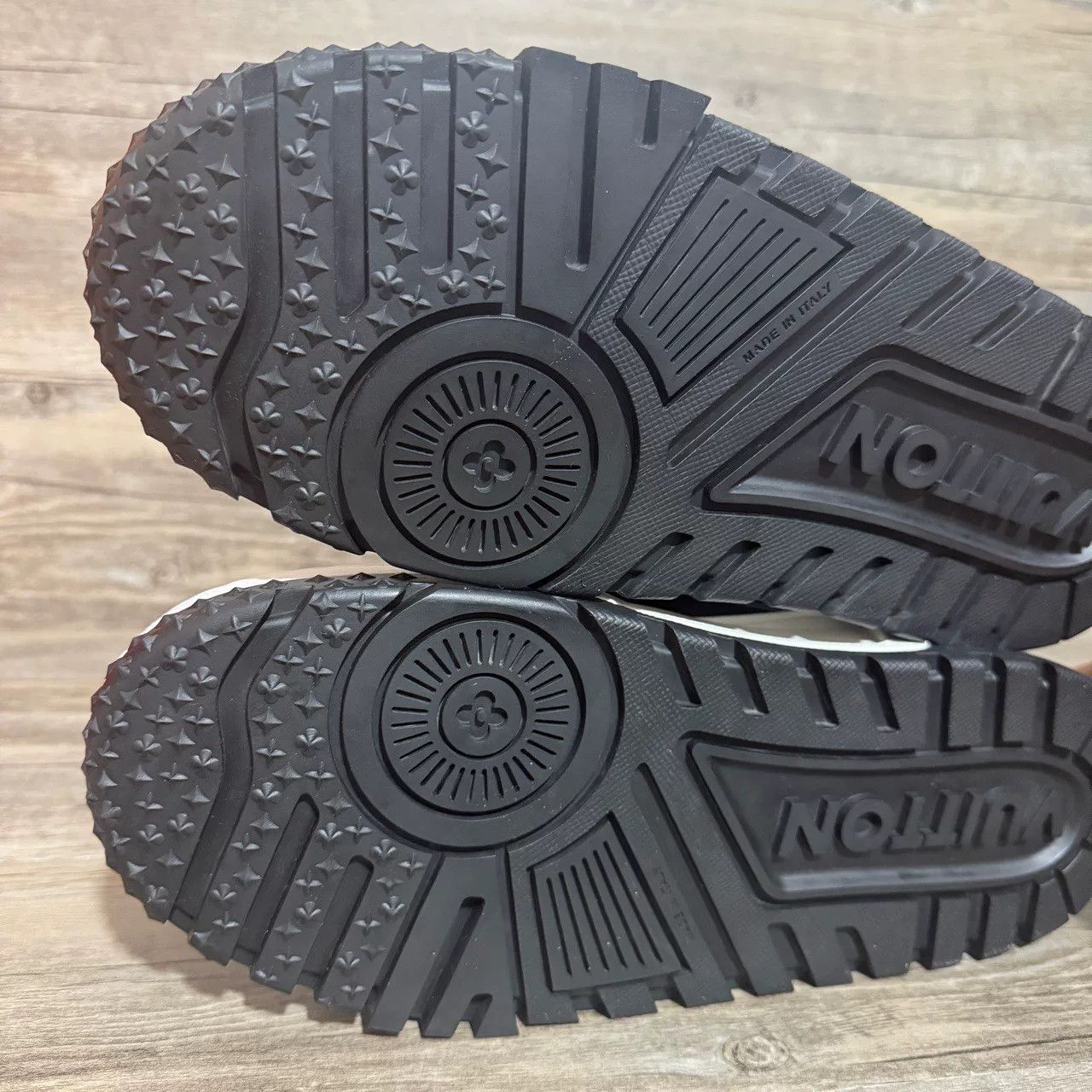 Louis Vuitton Louis Vuitton Training Black Lowtop Sneakers 10 Men Size US 10 / EU 43 - 7 Thumbnail
