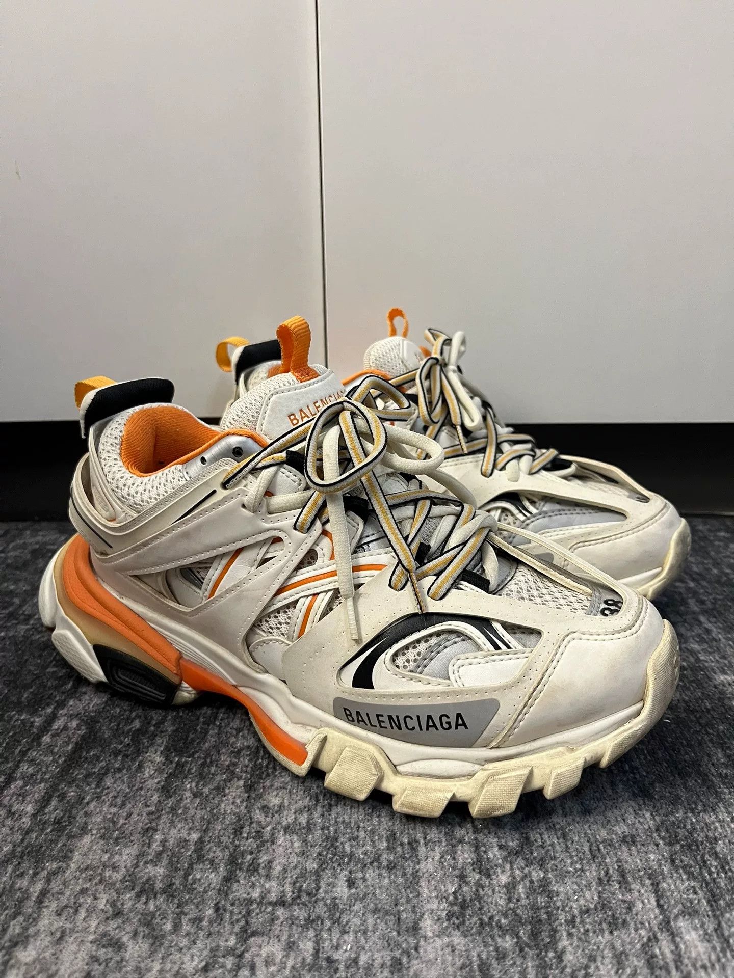 Balenciaga Balenciaga White Lowtop Sneakers 38 Women Size US 7.5 / IT 37.5 - 2 Thumbnail