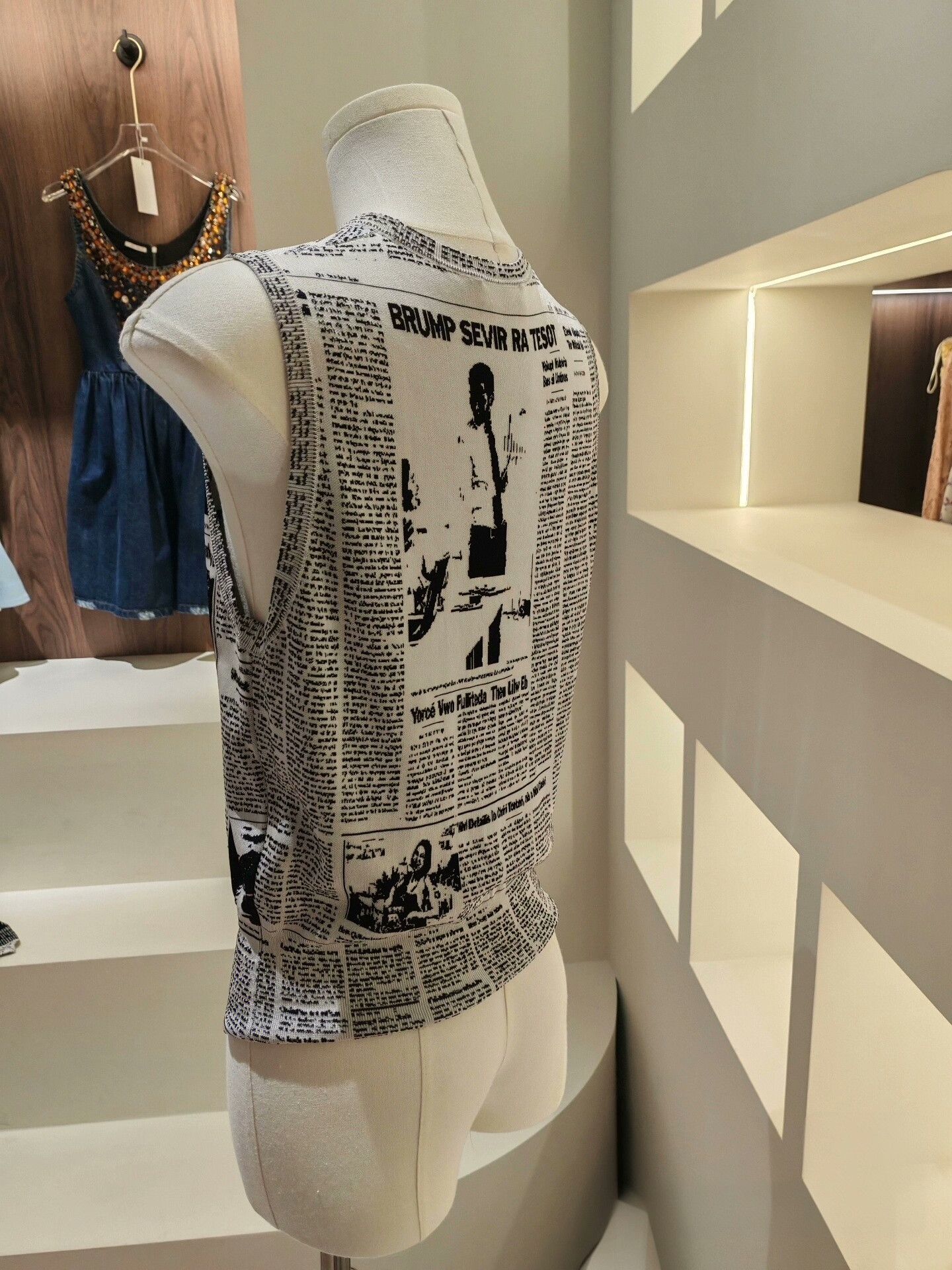Balenciaga Balenciaga Newspaper Print Knit Vest Size S / US 4 / IT 40 - 2 Thumbnail