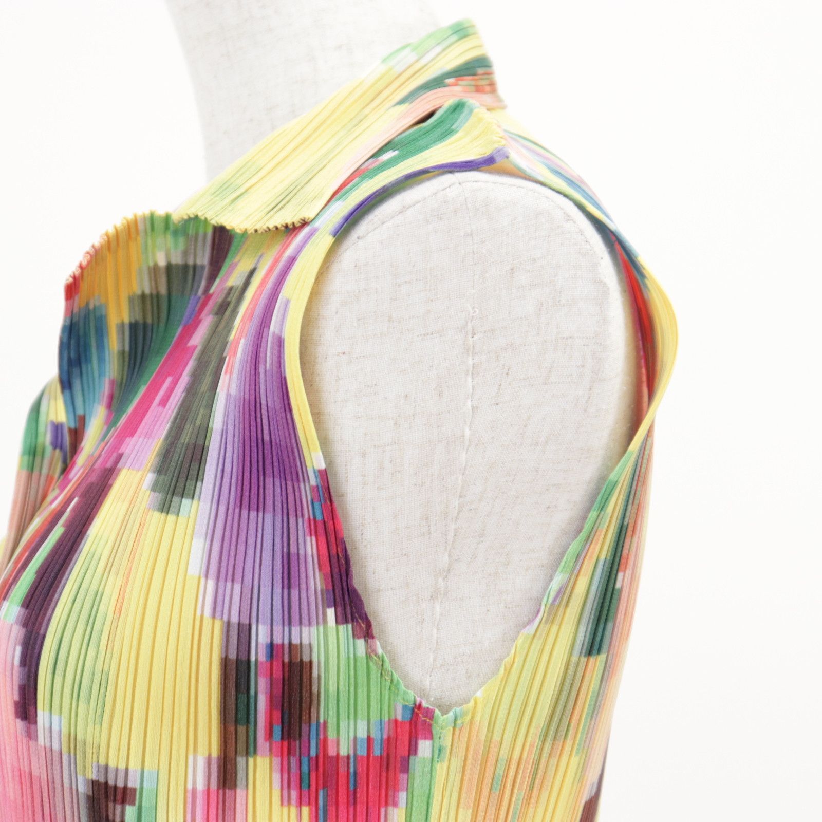 Other Other PLEATS PLEASE Mosaic Polyester Sleeveless Top Textile Tops DUTY FREE for USA Size ONE SIZE - 4 Thumbnail