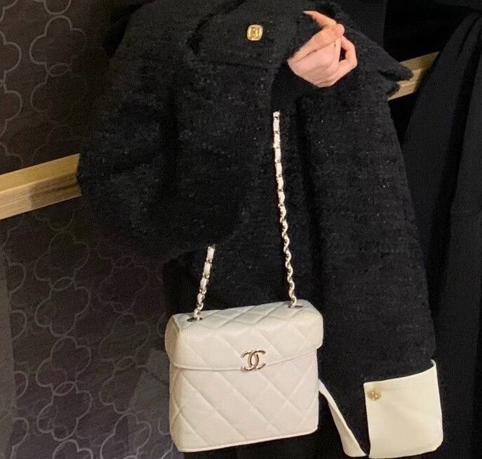 Chanel Pre-loved Bag Very good condition Size ONE SIZE - 9 Thumbnail