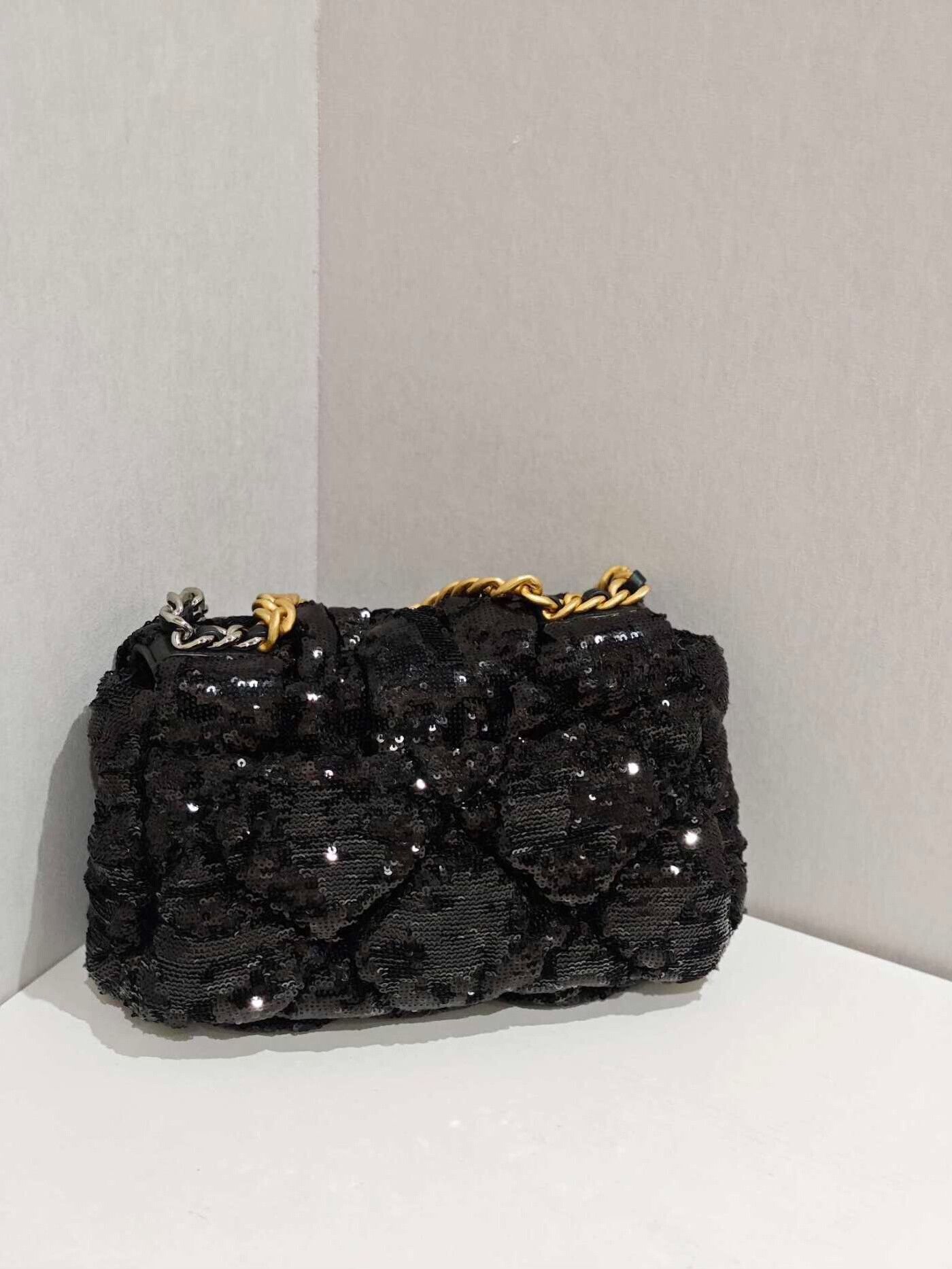 Chanel Pre-loved Bag Very good condition Size ONE SIZE - 2 Thumbnail