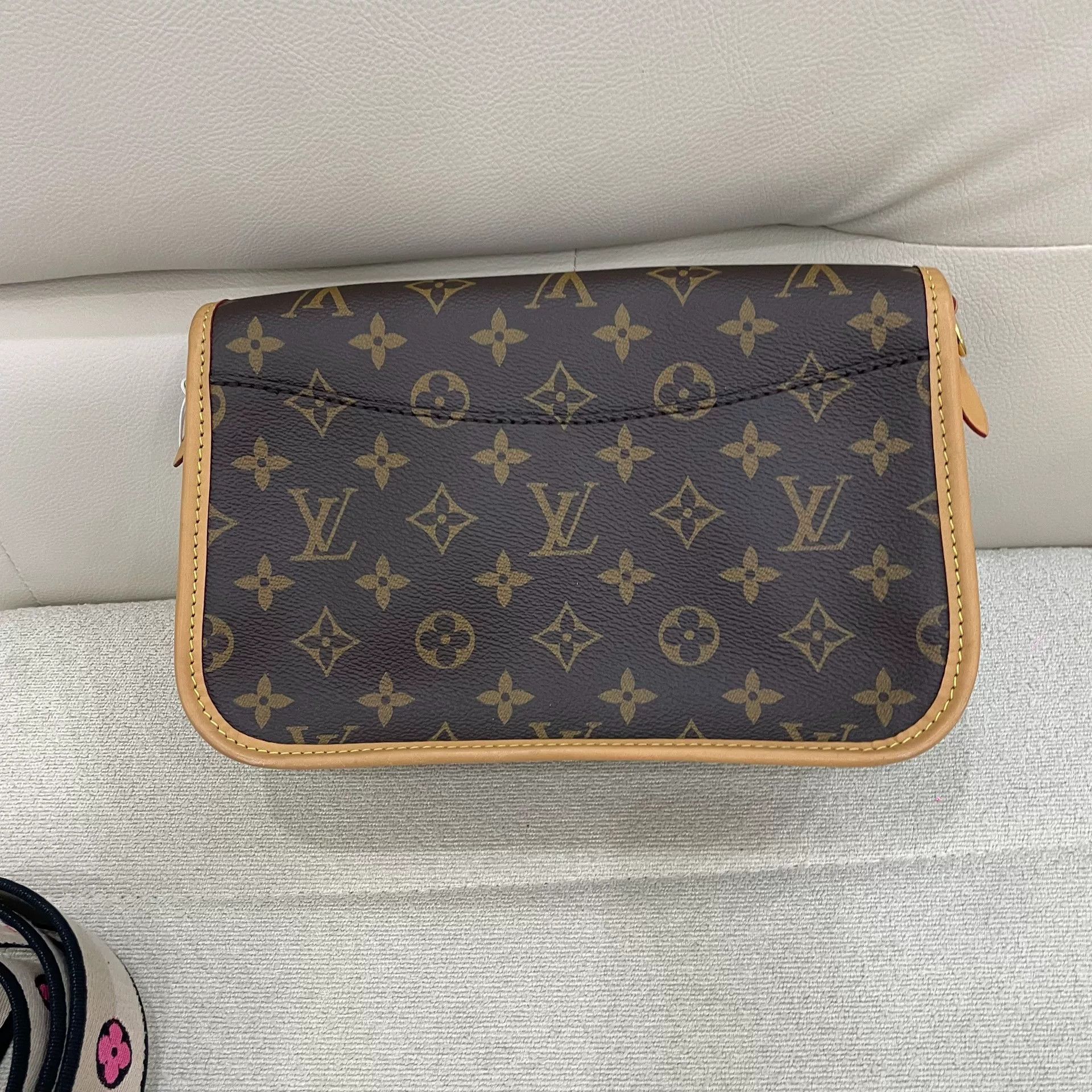 Louis Vuitton Pre-loved Bag Very good condition Size ONE SIZE - 5 Thumbnail