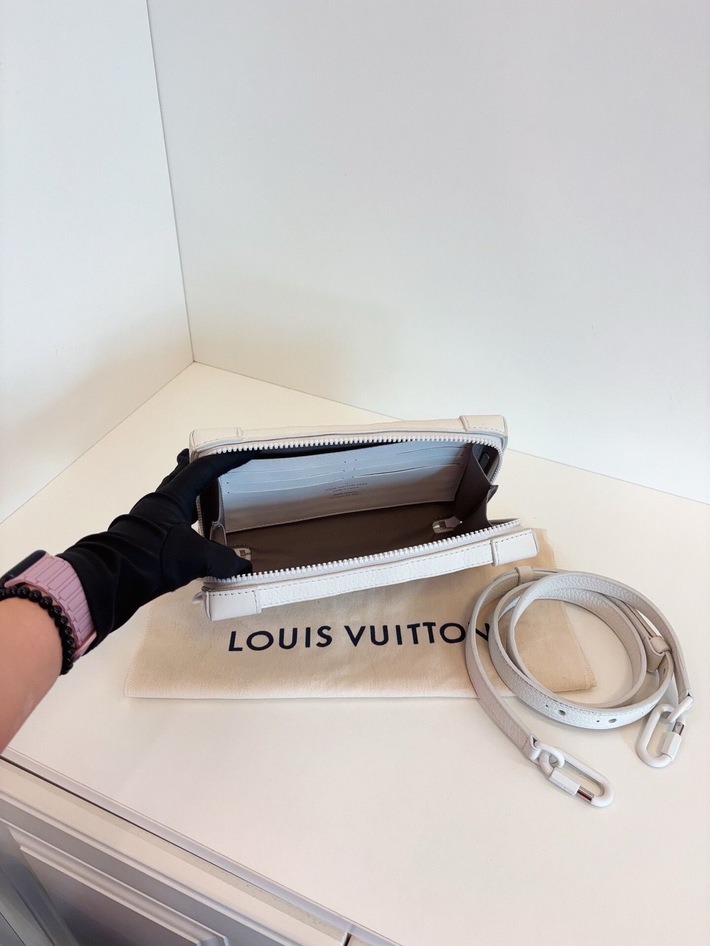 Louis Vuitton Pre-loved Bag Very good condition Size ONE SIZE - 7 Thumbnail