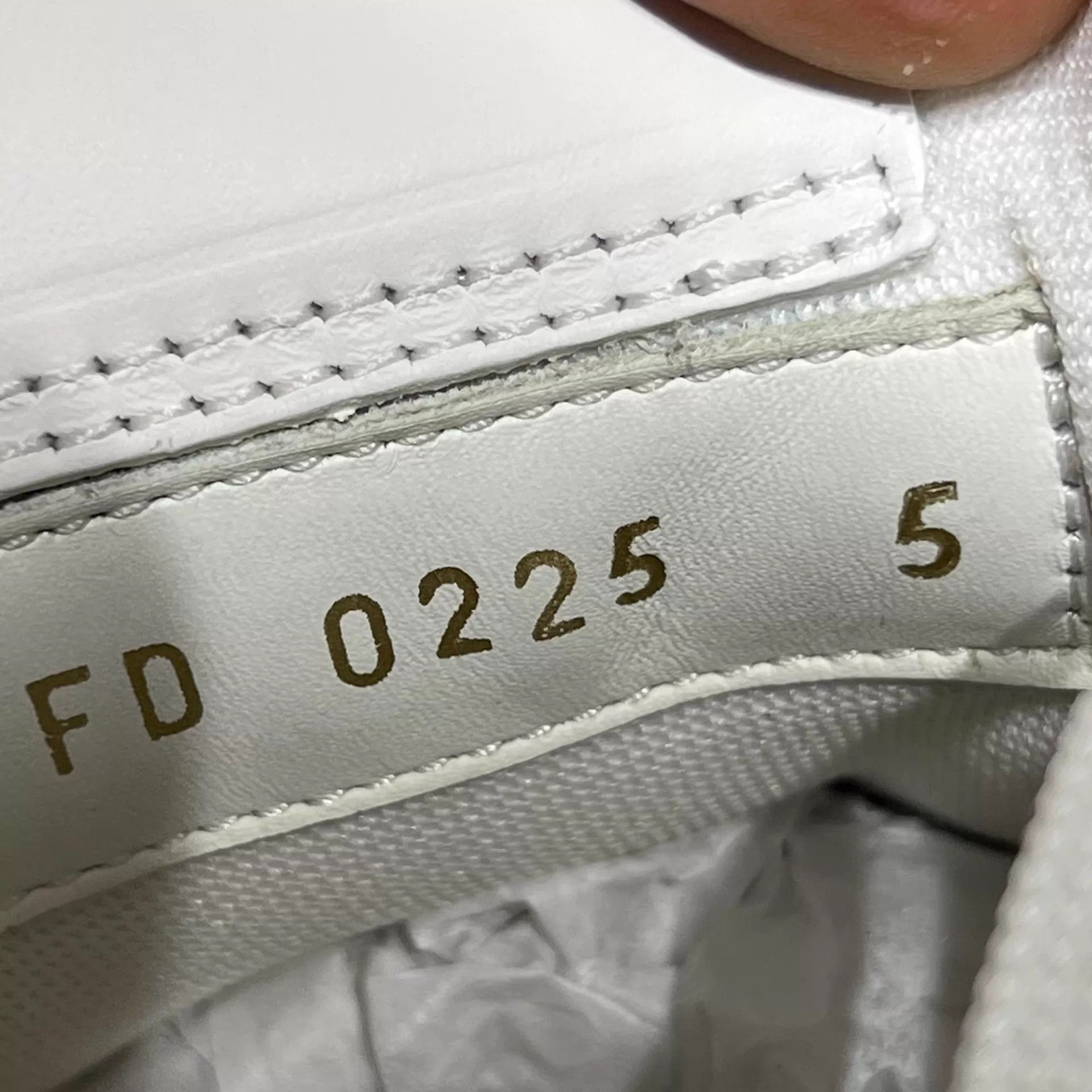 Louis Vuitton White Low-Top Sneakers Size 6 Size US 6 / EU 39 - 8 Thumbnail