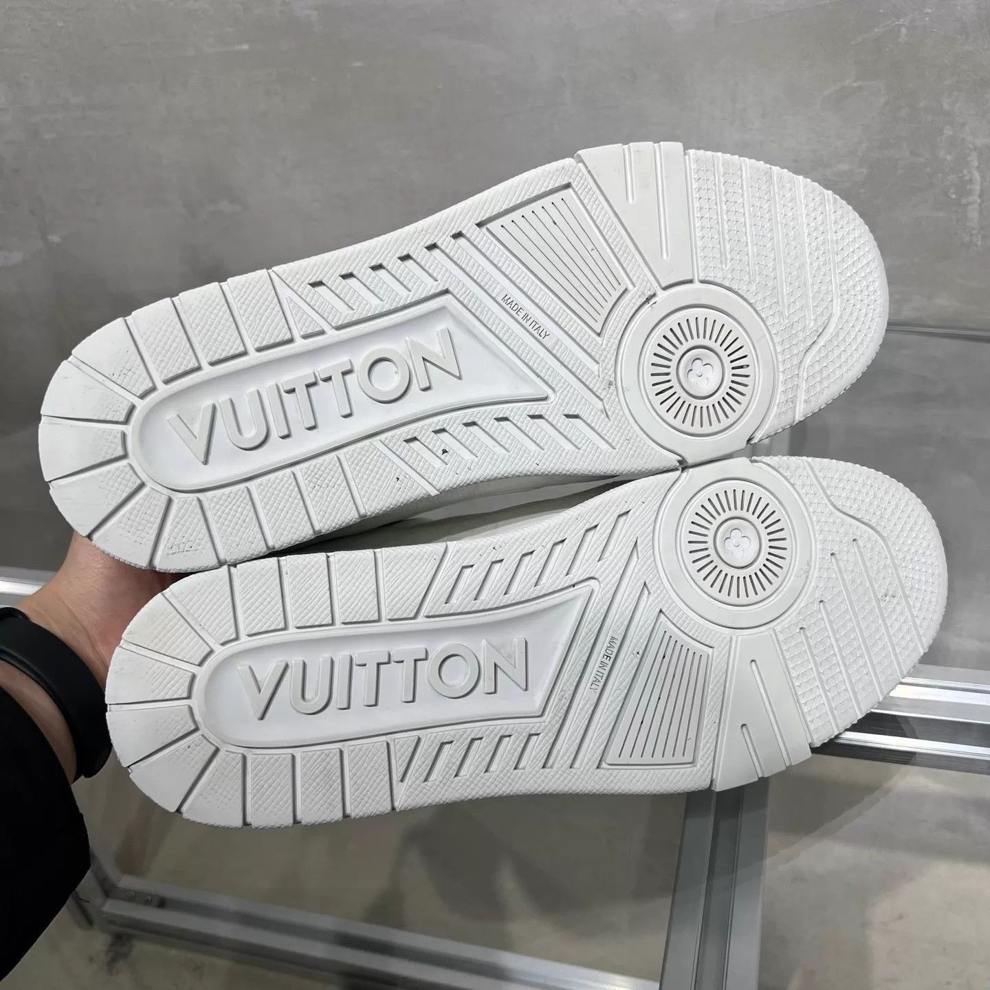 Louis Vuitton White Low-Top Sneakers Size 8 Size US 8 / EU 41 - 7 Thumbnail