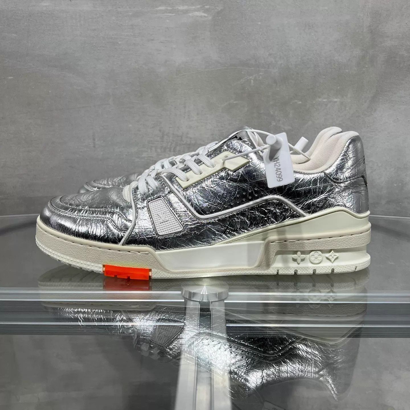 Louis Vuitton Silver Low-Top Sneakers Size 9 Size US 9 / EU 42 - 3 Thumbnail