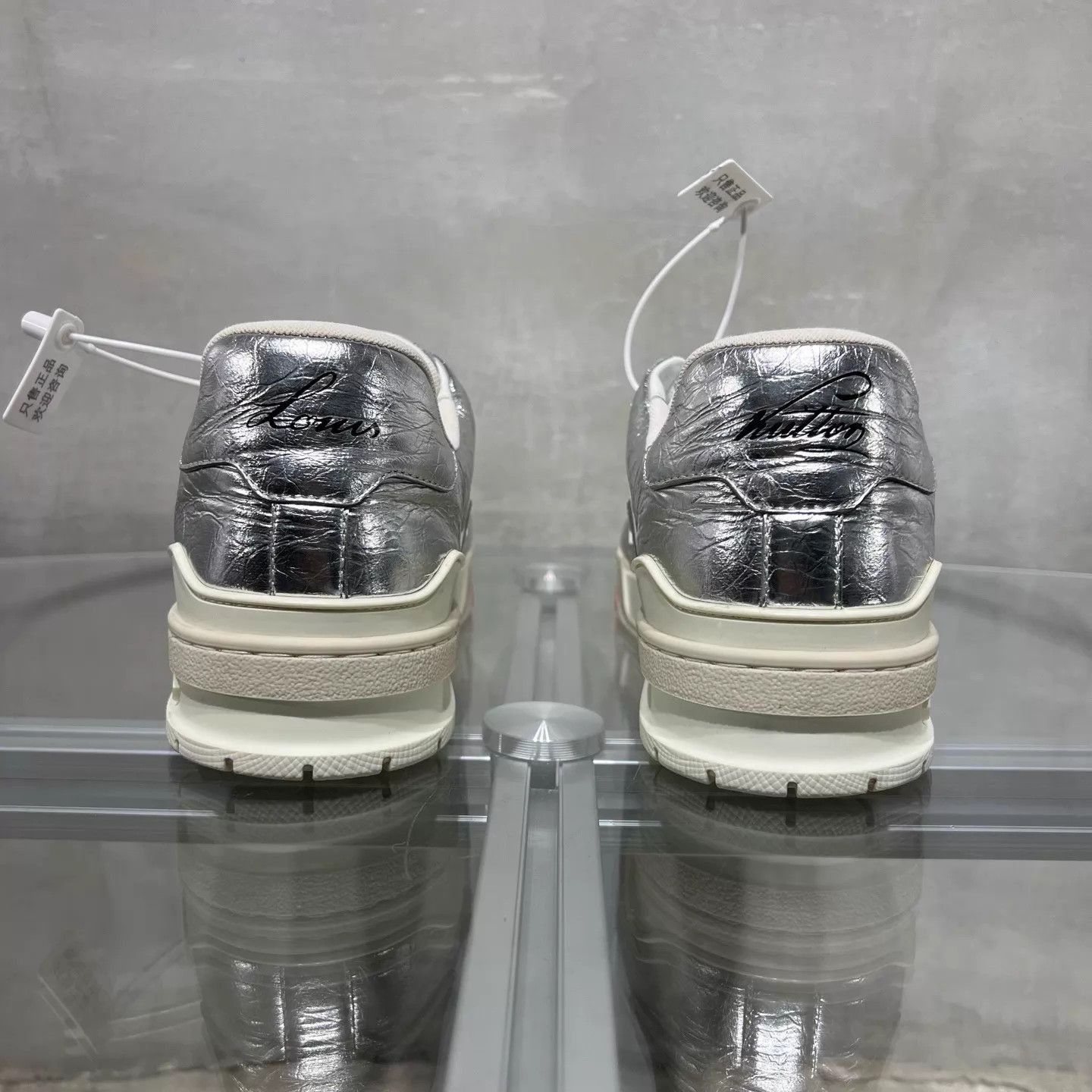 Louis Vuitton Silver Low-Top Sneakers Size 9 Size US 9 / EU 42 - 6 Thumbnail