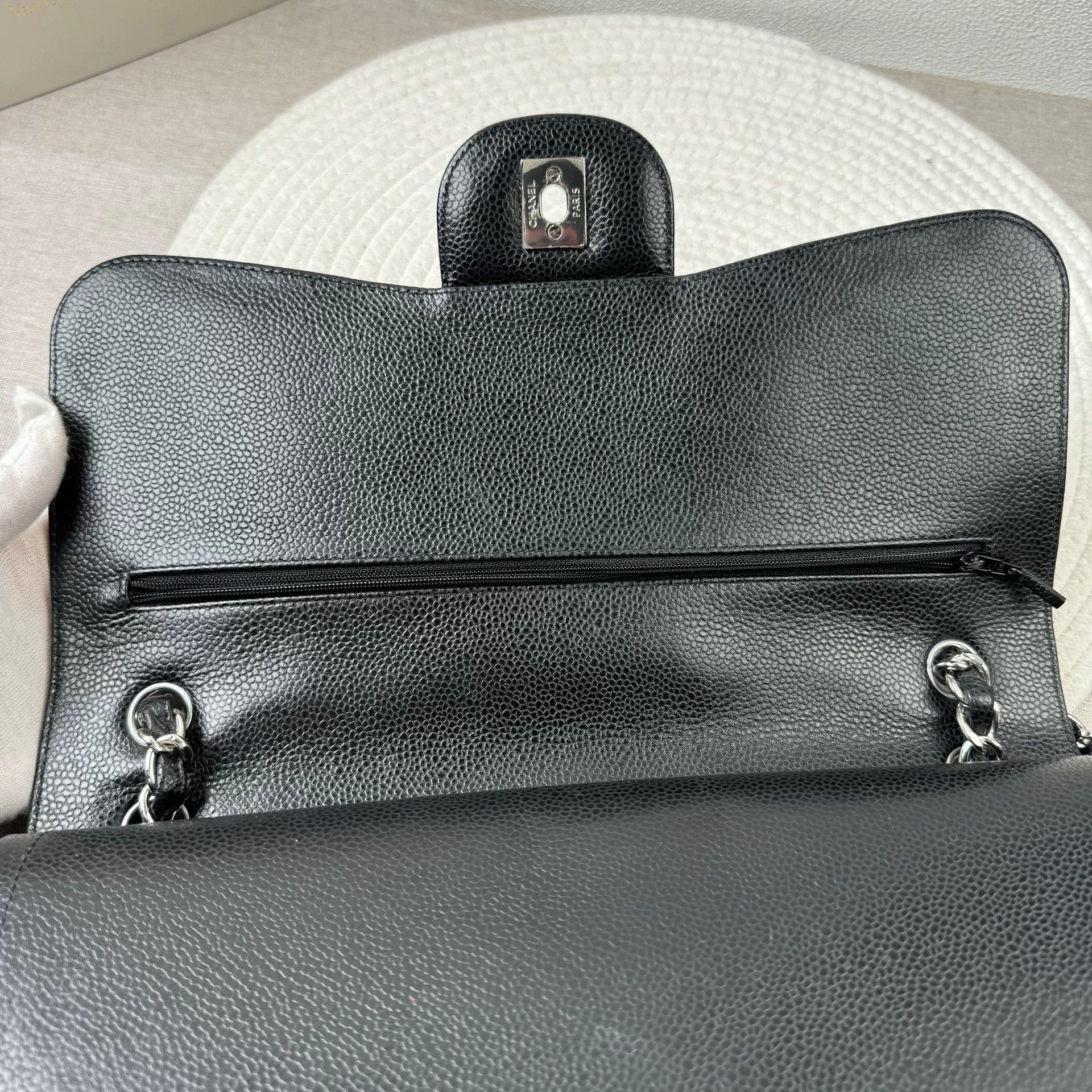 Chanel Pre-loved Bag Very good condition Size ONE SIZE - 6 Thumbnail