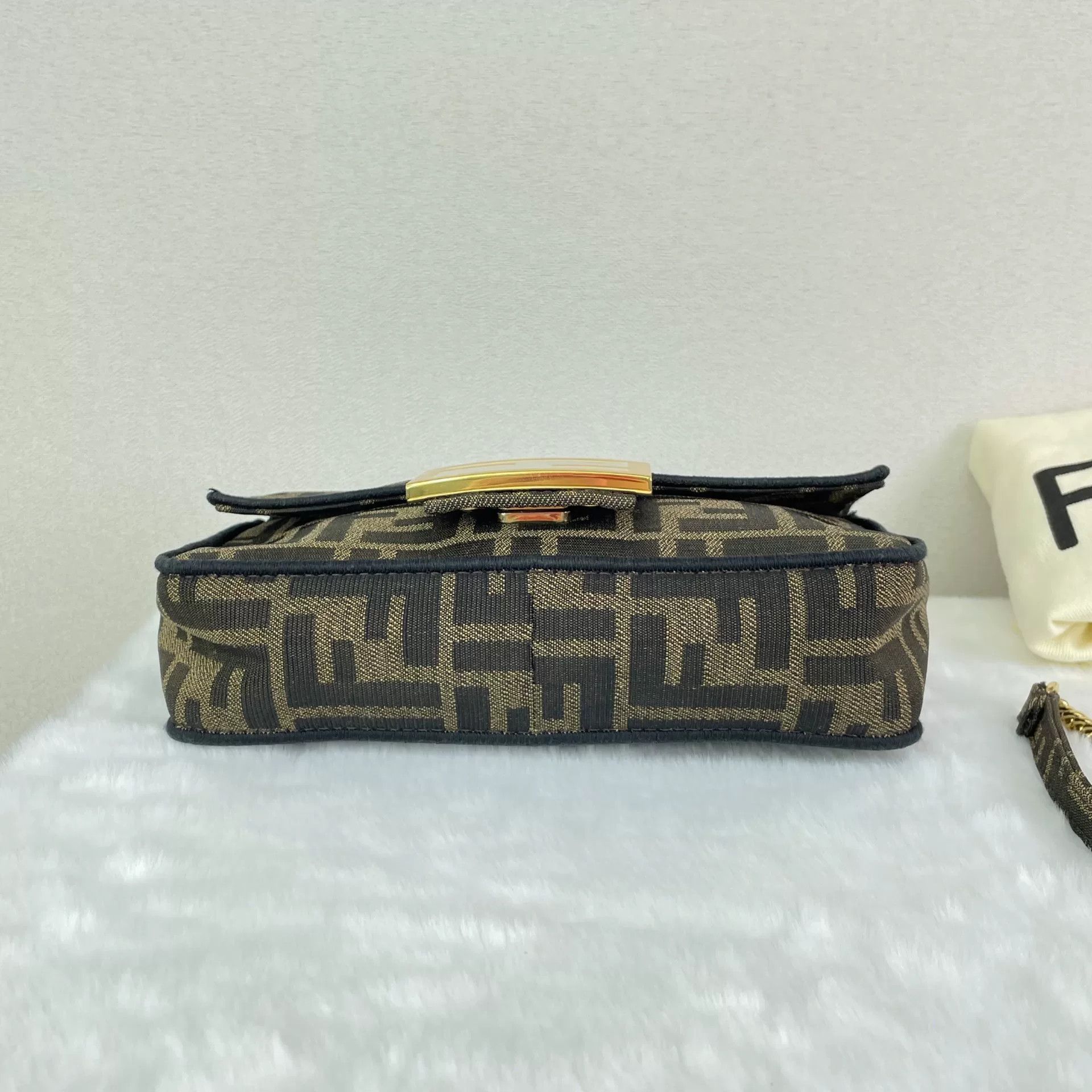 Fendi Pre-loved Bag Very good condition Size ONE SIZE - 4 Thumbnail