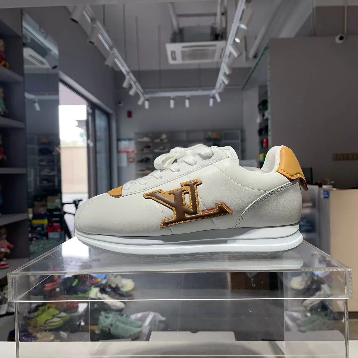 Louis Vuitton Beige Low-Top Sneakers Size 8 Size US 8 / EU 41 - 2 Thumbnail